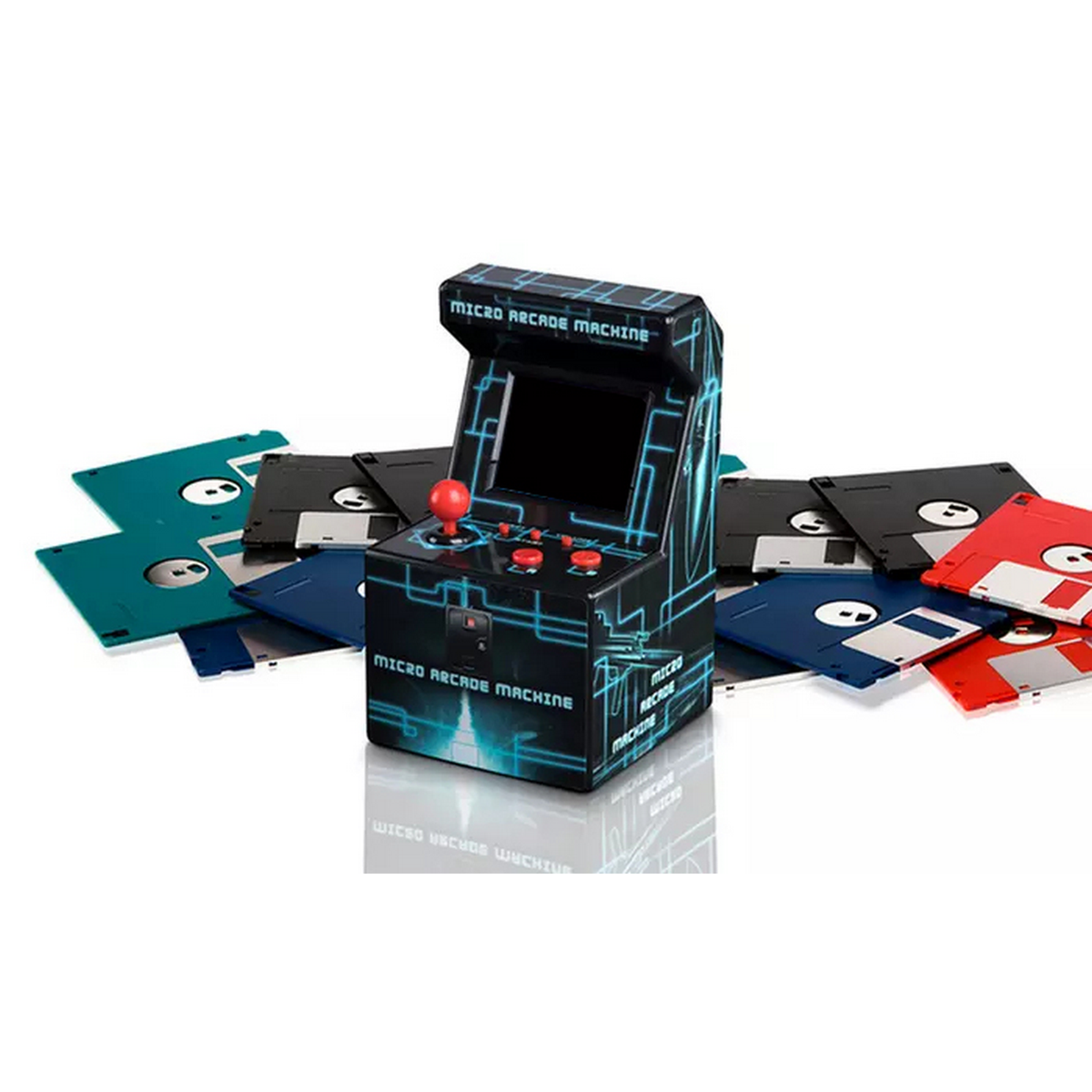 Una pequeña máquina de arcade con un joystick y botones rojos, rodeada de disquetes.