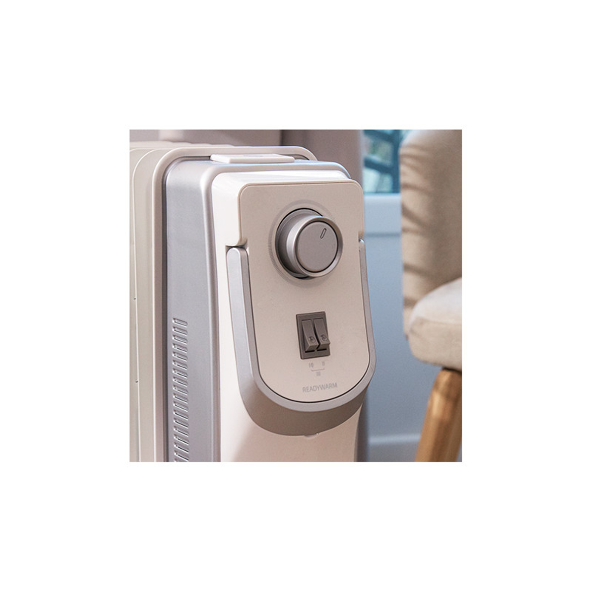 Czarny i czerwony fotel gamingowy z zagłówkiem, oparciem, podłokietnikami i pięcioramienną podstawą.