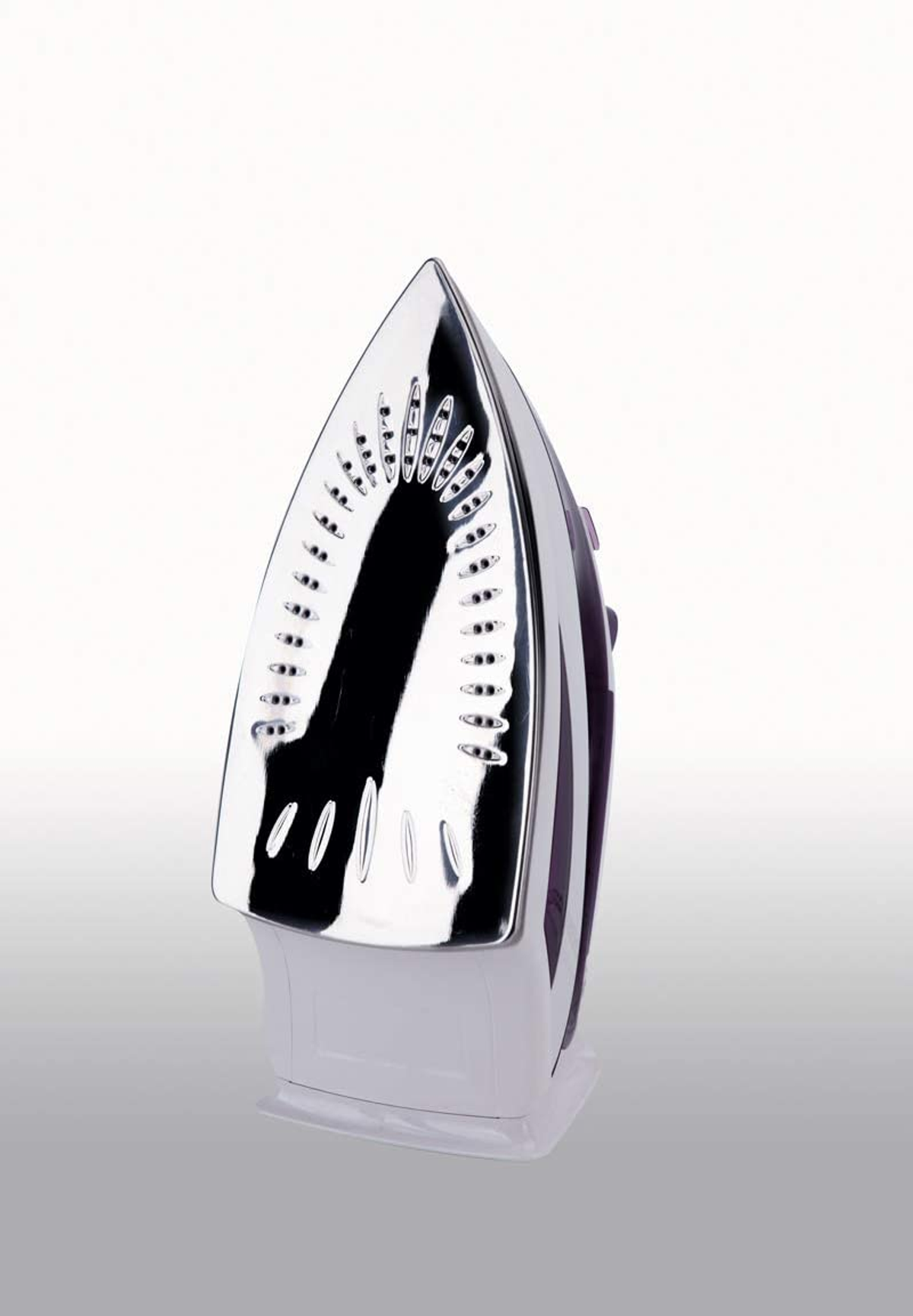 Zbliżenie srebrnego żelazka na odblaskowej powierzchni. Płyta stopy ma małe otwory i czarne centrum.