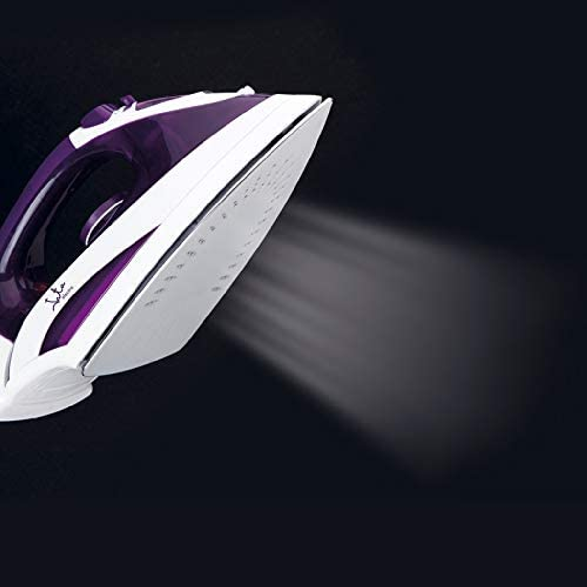 Białe i fioletowe żelazko z wydobywającą się parą na czarnym tle.