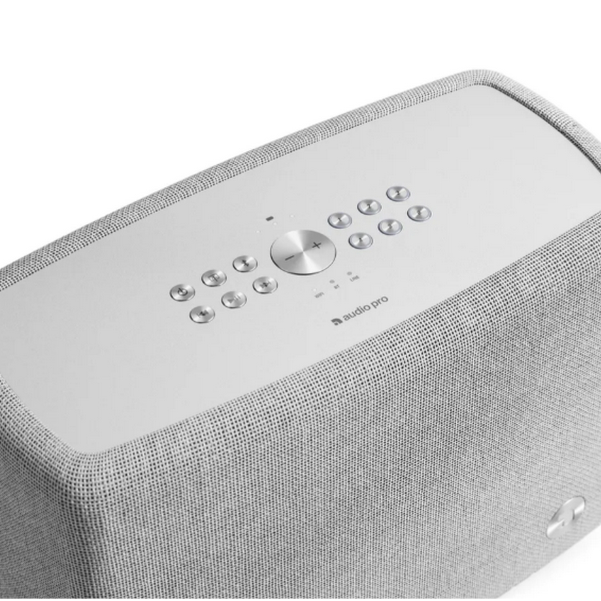 Un altoparlante audio pro argentato con pulsanti di controllo sulla parte superiore.