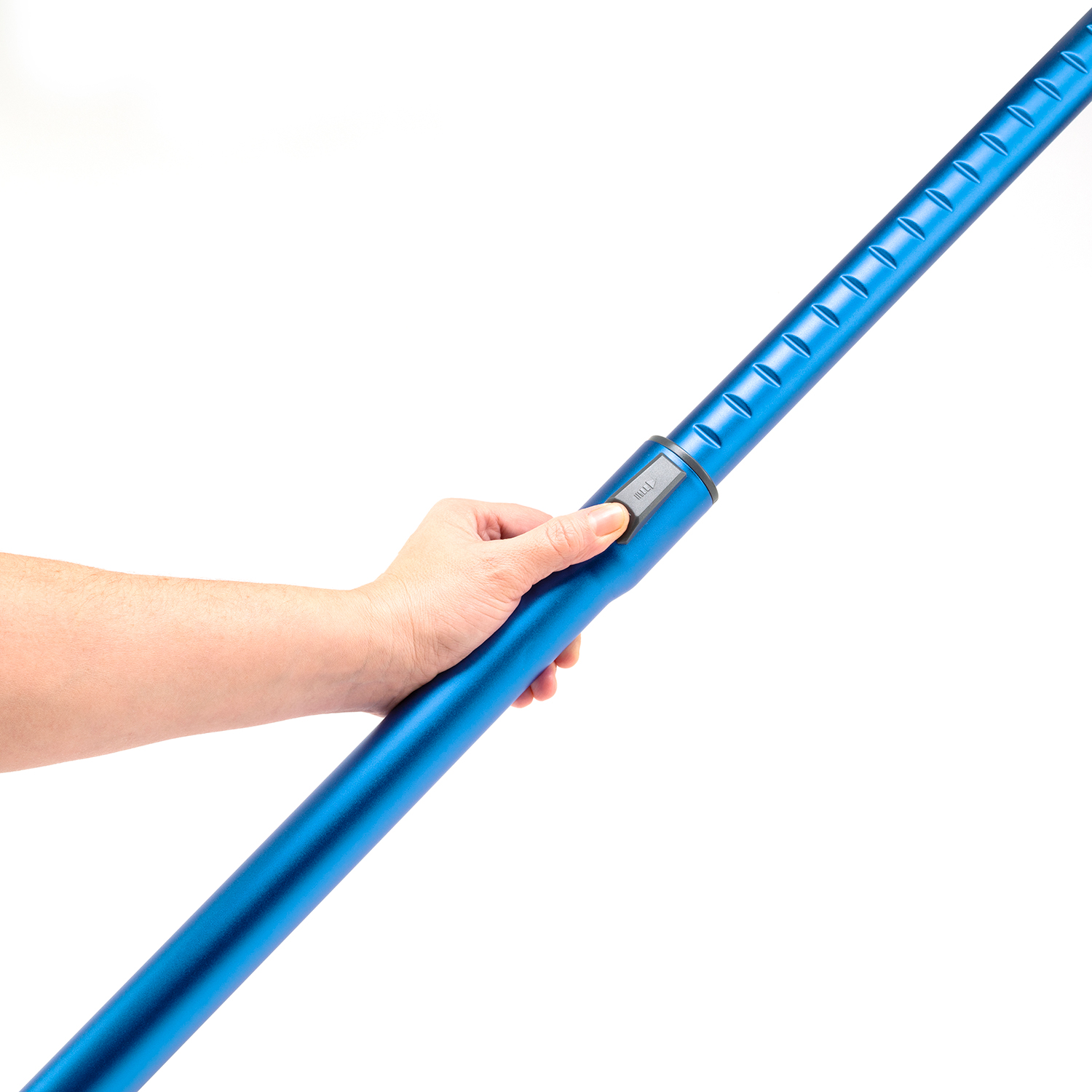 Ręka trzymająca niebieski drążek, z czarnym przyciskiem pośrodku.