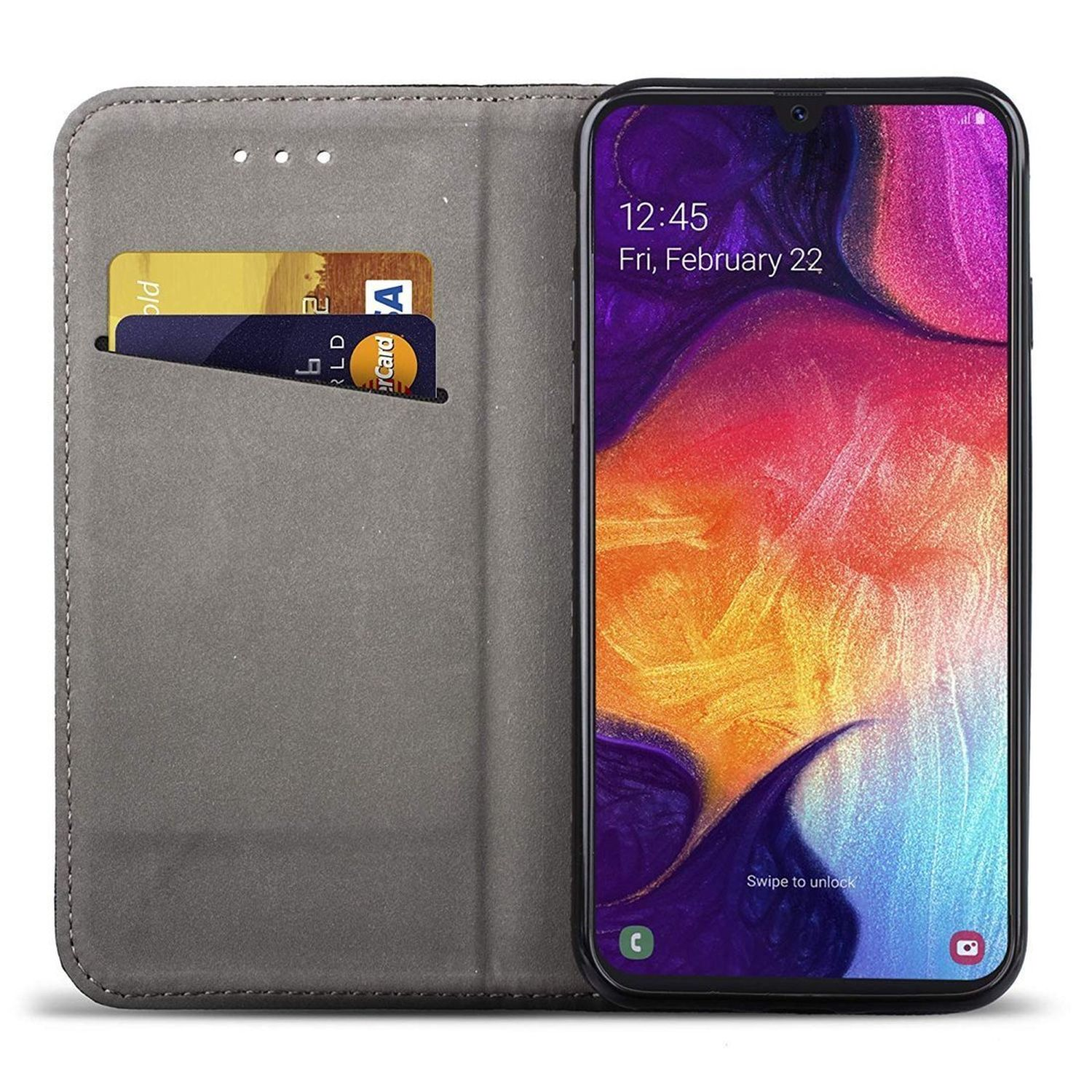 Smartphone in una custodia a portafoglio grigia con carte di credito visibili, su un tavolo.