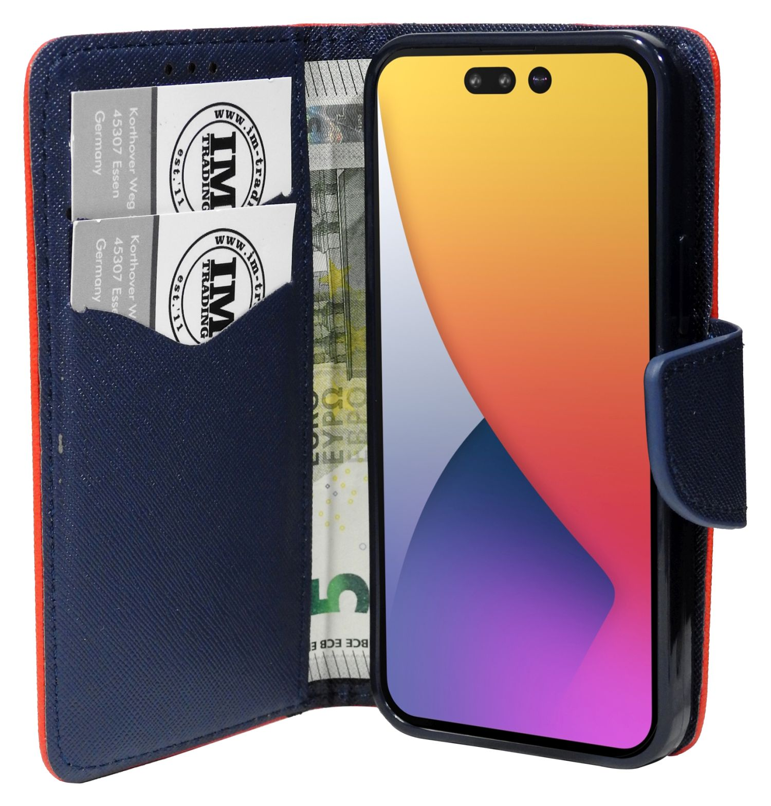Un telefono in una custodia a portafoglio con carte e una banconota da cinque euro.