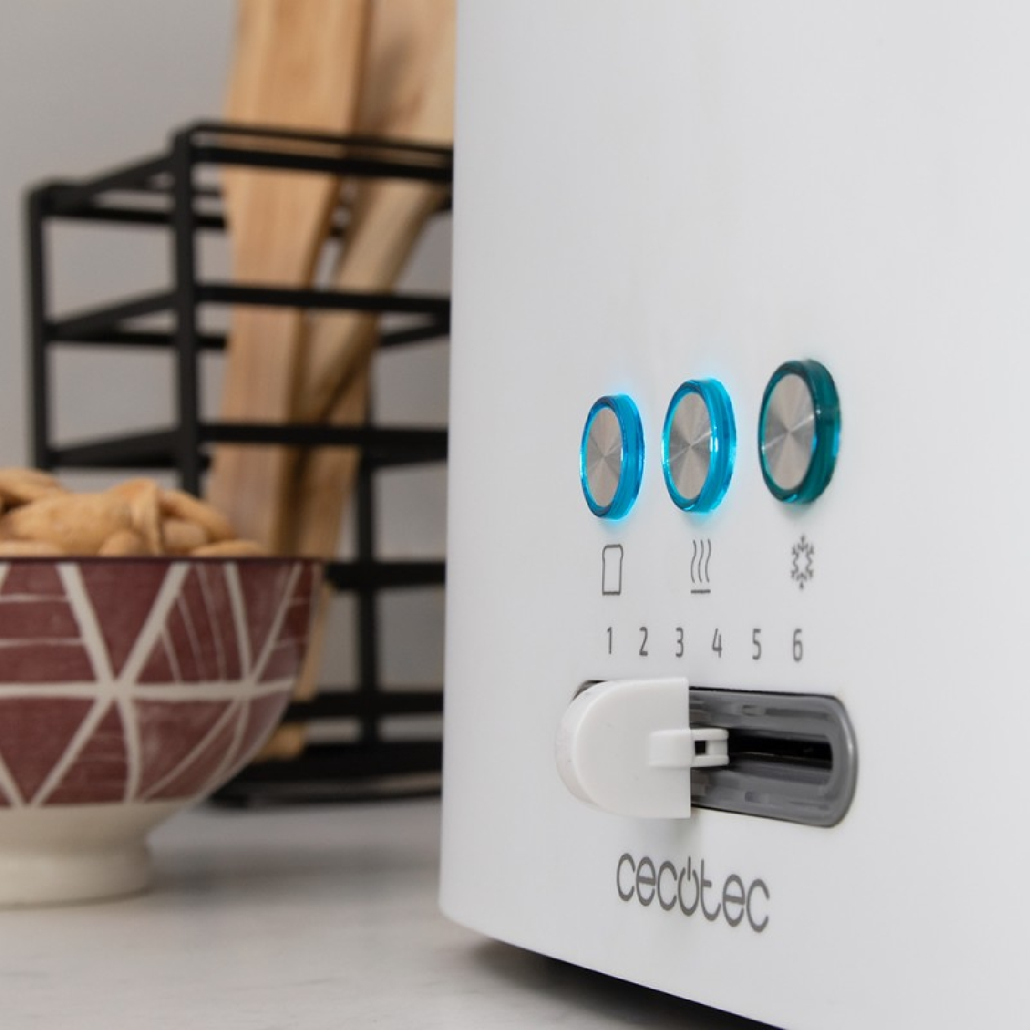 Biały toster z podświetlanymi przyciskami i szczeliną na tosty.