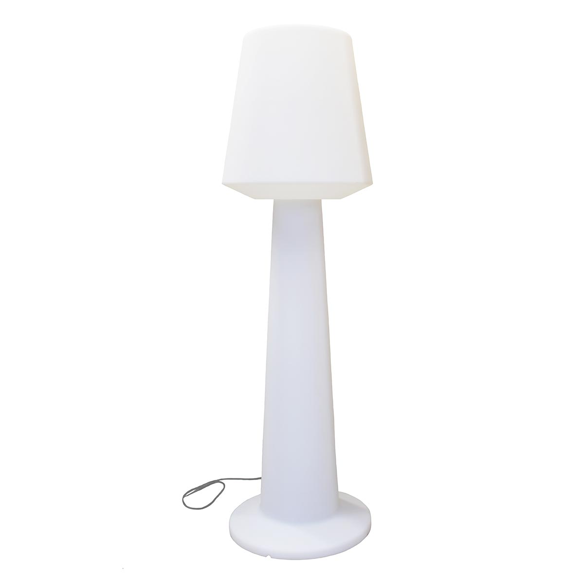 Weiße Außenlampe mit konischem Sockel und weißem Lampenschirm. Weißer Hintergrund.