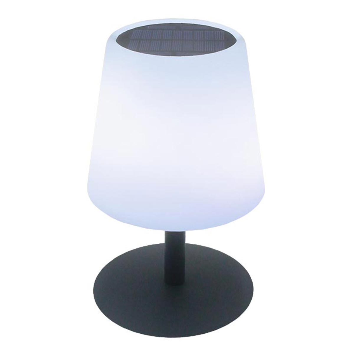 Eine weiße Lampe mit schwarzem Sockel. Die Lampe hat einen runden Schirm und leuchtet weiß.
