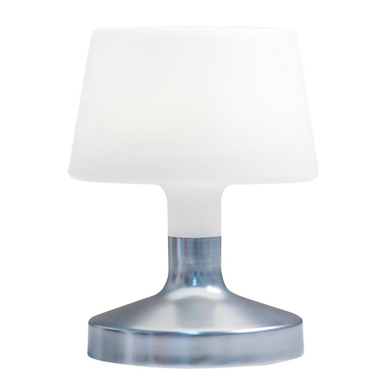 Kleine weiße Tischlampe mit silbernem Sockel. Weißer Hintergrund.