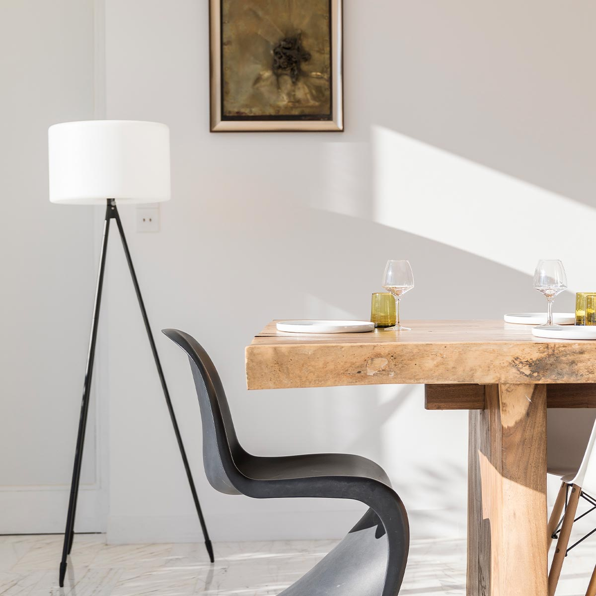 Scena della sala da pranzo con lampada, tavolo e sedie.