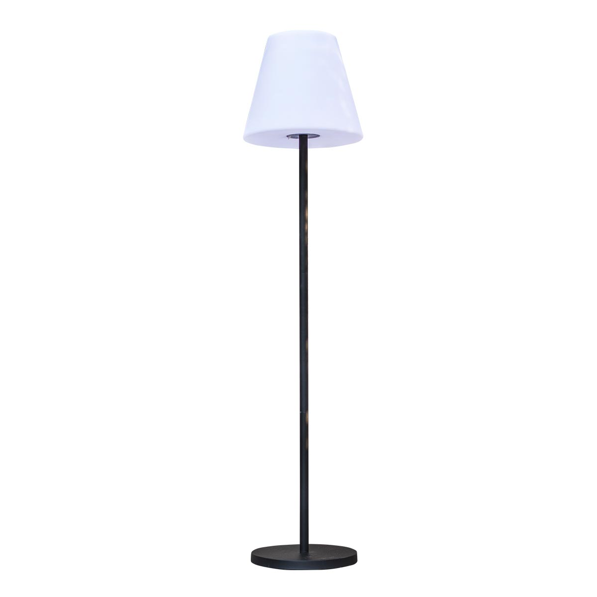 Eine Stehlampe mit weißem Lampenschirm und schwarzem Stiel und Sockel, isoliert auf weißem Hintergrund.