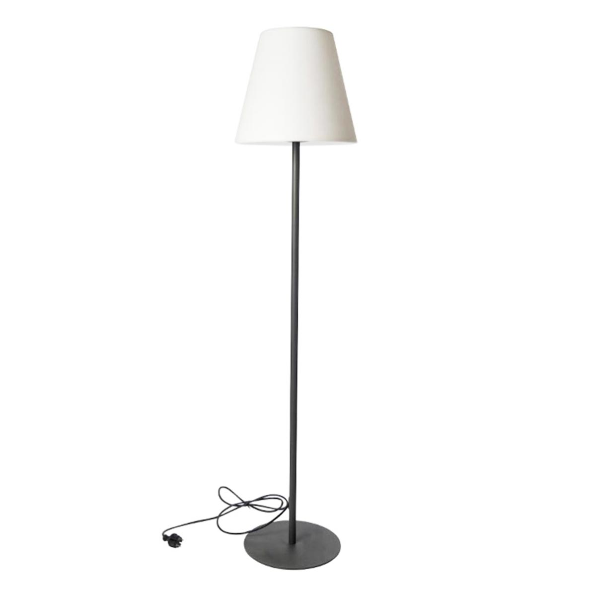 Eine hohe, schwarze Stehlampe mit weißem Lampenschirm auf weißem Hintergrund.