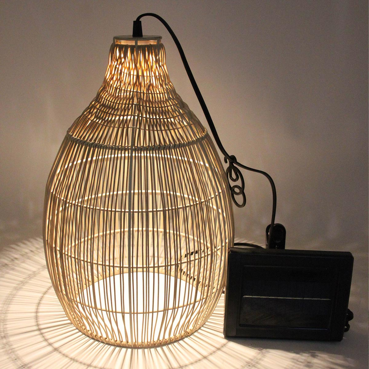 Gewebte Lampe mit Licht. Schwarzes Kabel und Stromquelle.