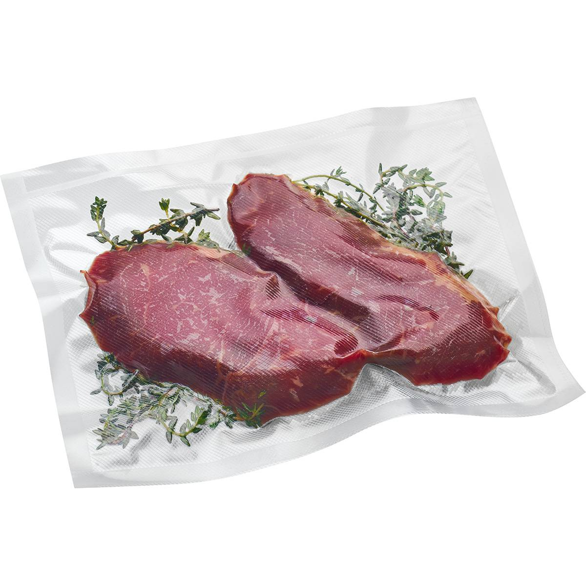 Dwa surowe steki wołowe w przezroczystej plastikowej torbie z ziołami.