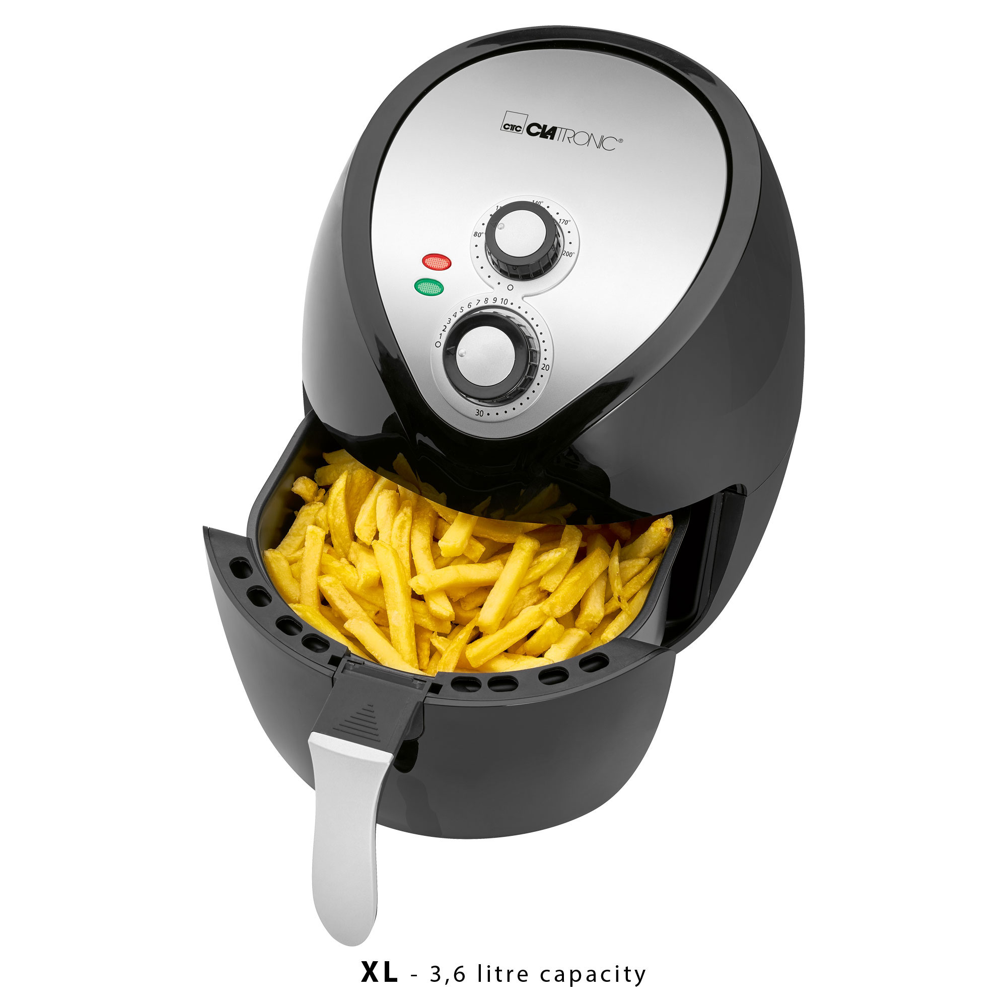 Friggitrice ad aria nera con patatine fritte nel cestello.