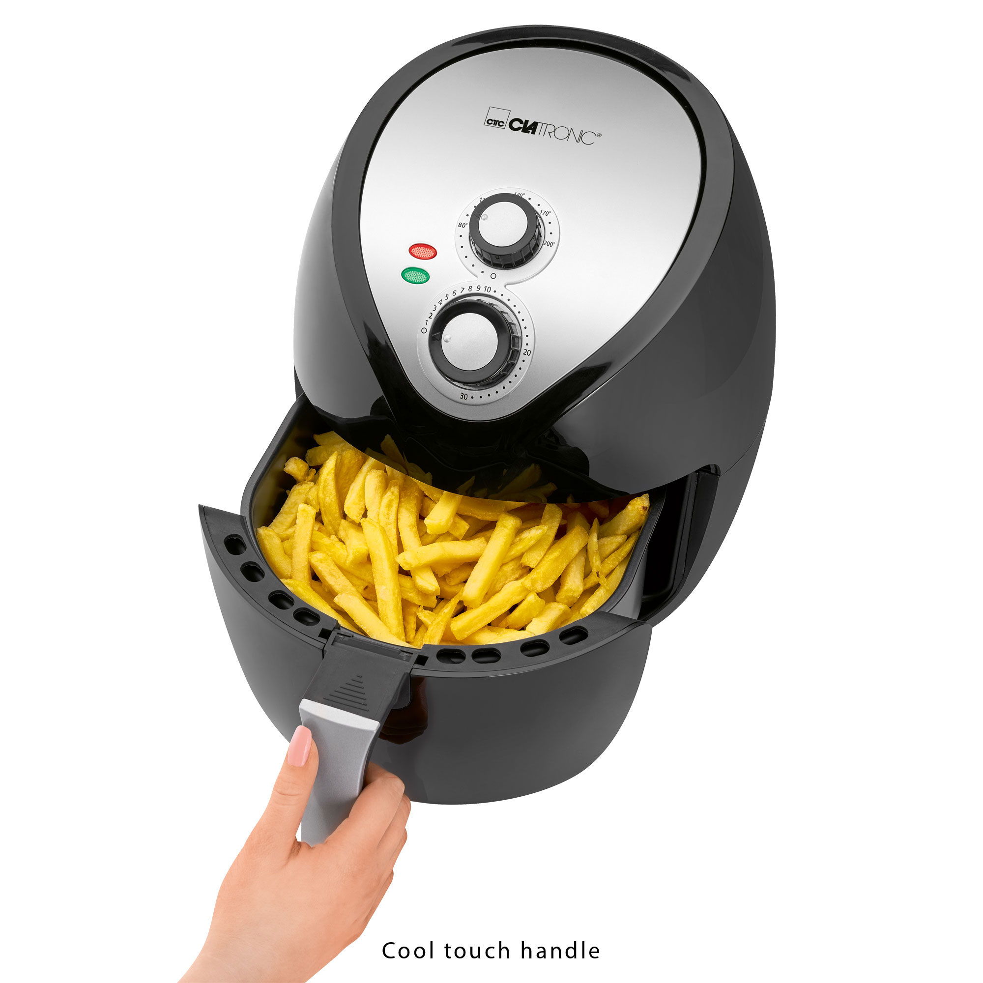 Friggitrice ad aria nera con cestello pieno di patatine e mano sulla maniglia.