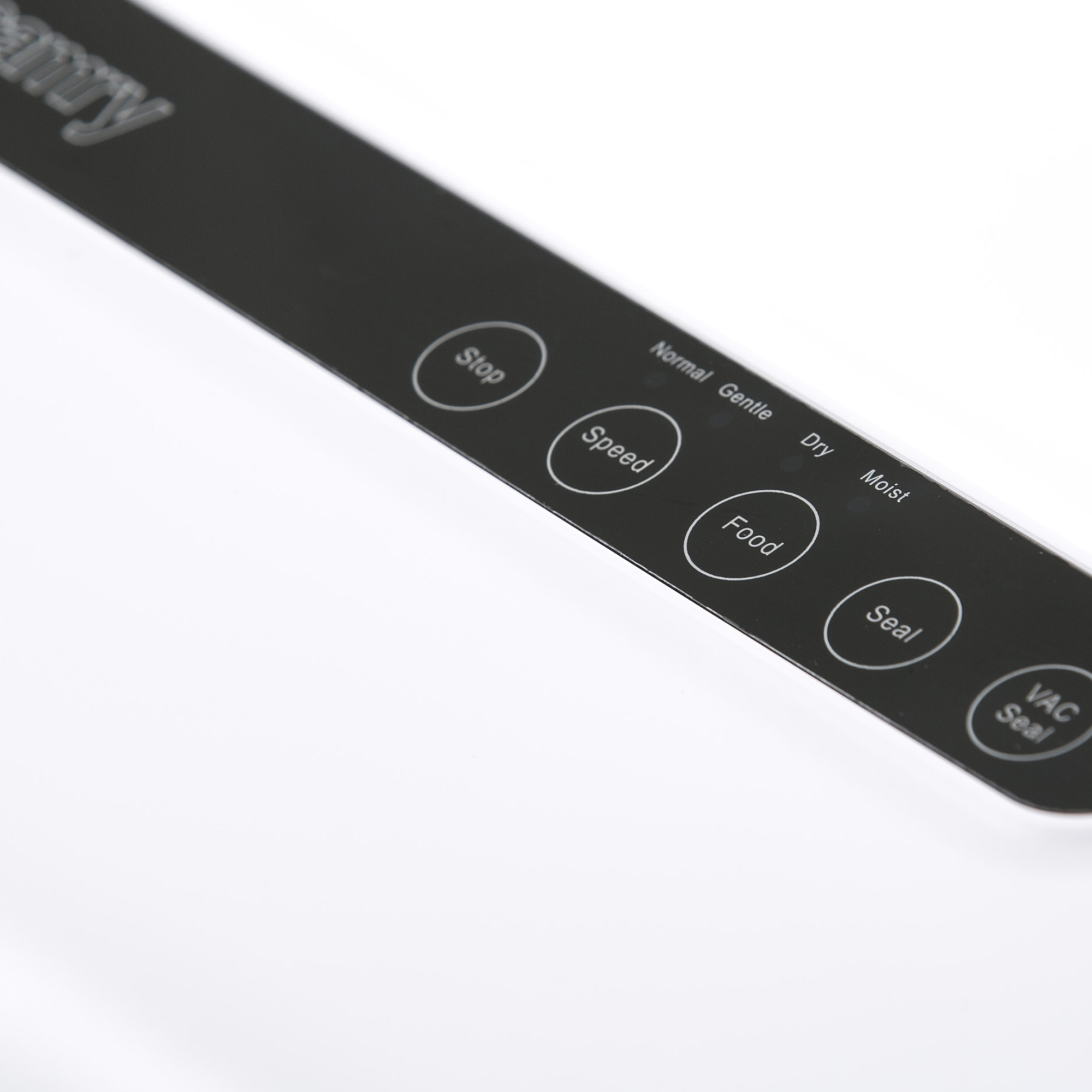 Zbliżenie czarnego panelu sterowania z przyciskami oznaczonymi dla urządzenia kuchennego, na białym tle.