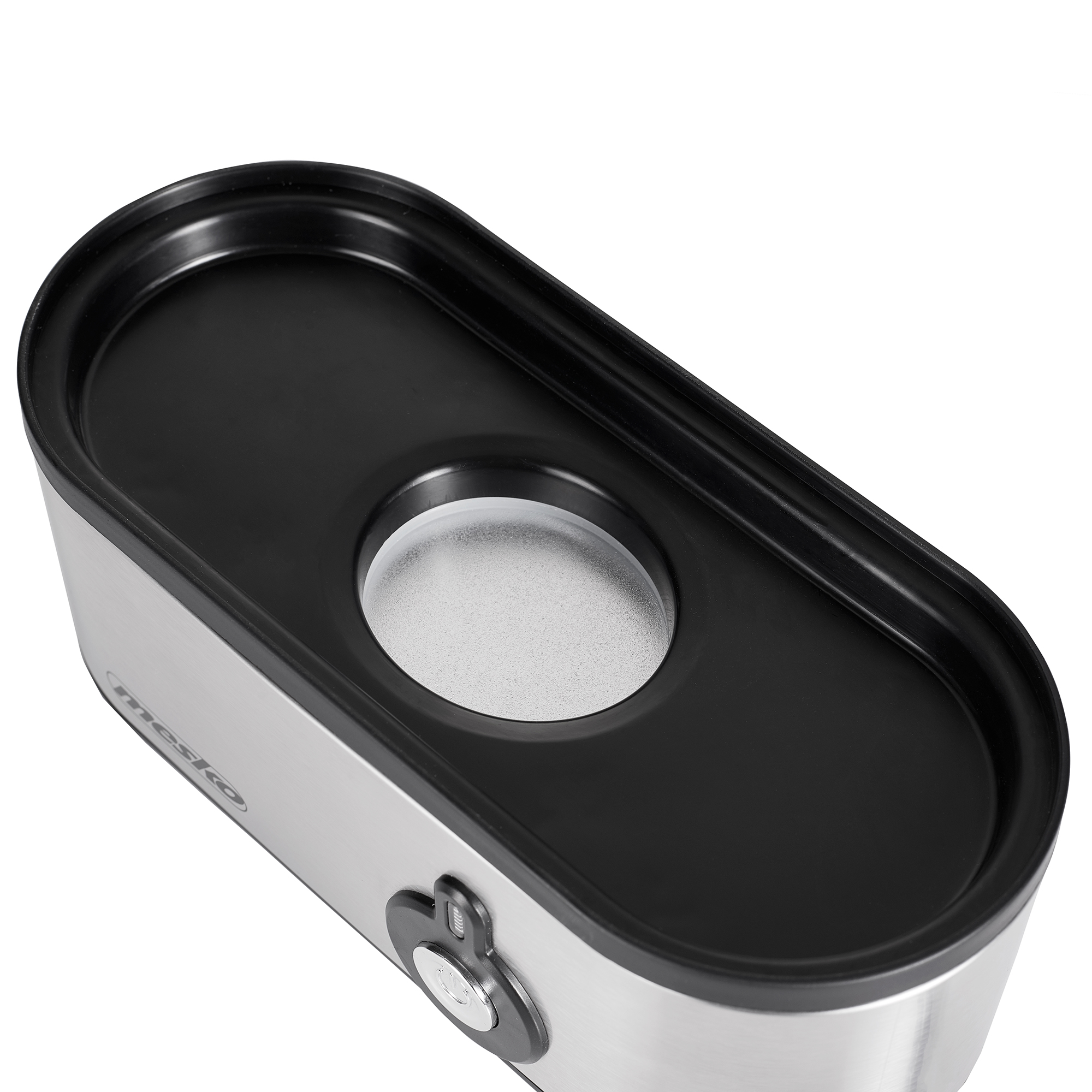 Otwieracz do puszek Mesko, srebrny i czarny. Czarny wierzch, srebrna podstawa. Okrągły otwór pośrodku.