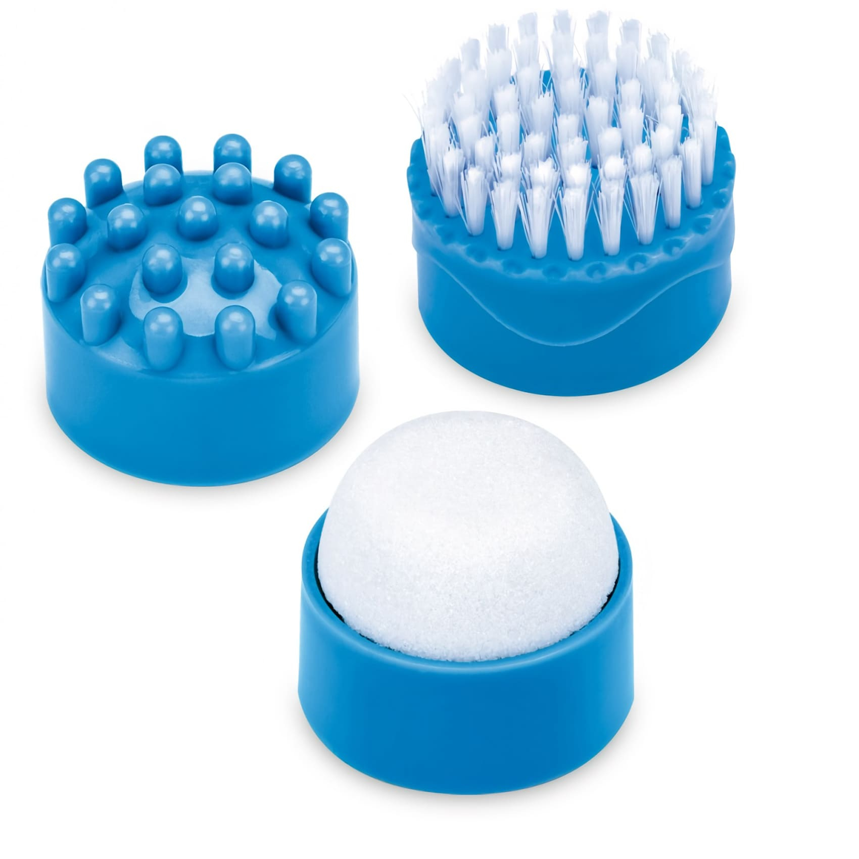 Tres accesorios azules para limpieza facial. Uno tiene protuberancias, cerdas y una esponja.