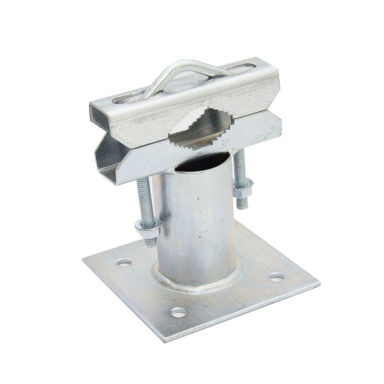 Metallhalterung und Rohrfitting. Die Halterung hat Schrauben. Weißer Hintergrund.