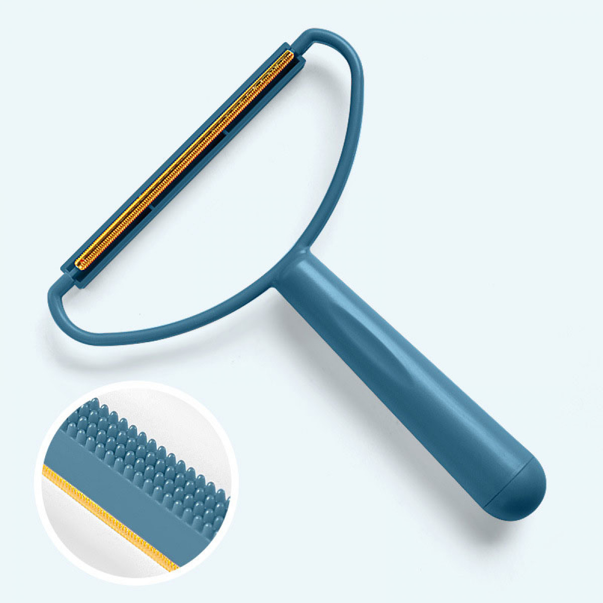 Blauer Fusselentferner mit Griff und Nahaufnahme des Reinigungskopfes.