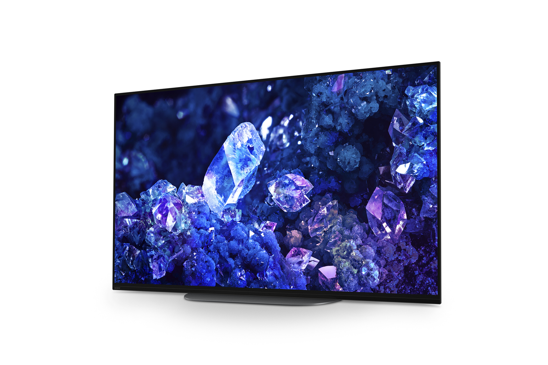 Un grande schermo TV che mostra una scena di cristalli blu e viola. Lo schermo è nero.
