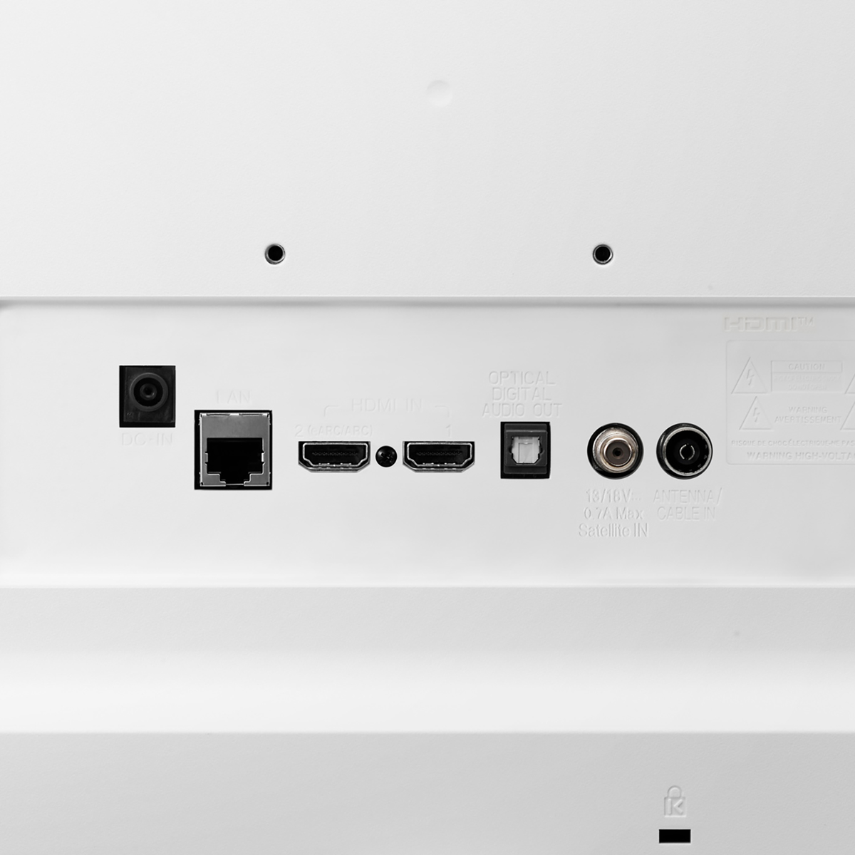 Panel tylny białego telewizora z różnymi portami, w tym HDMI i LAN.