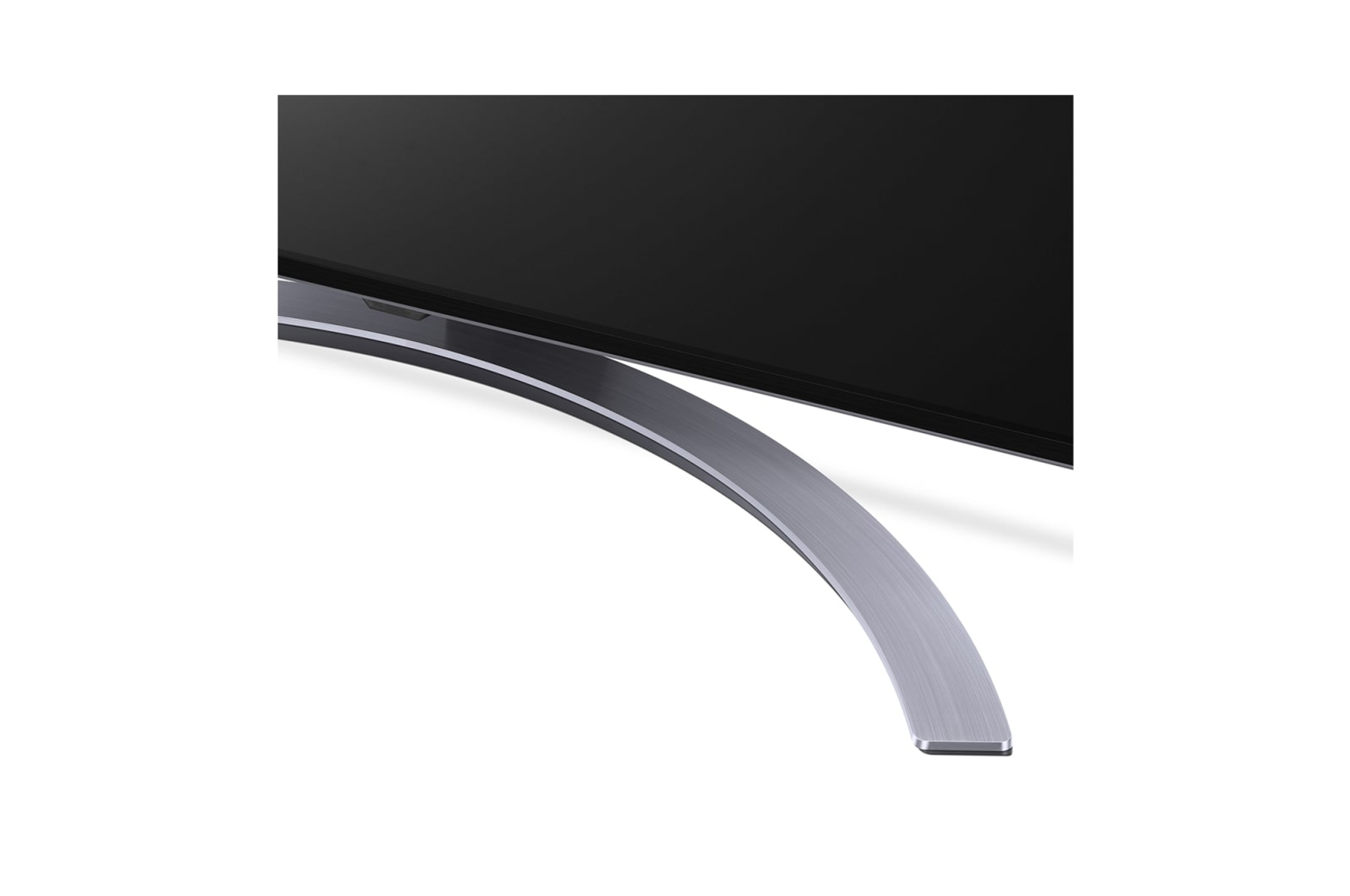 Detalle de soporte de TV curvo, base de metal plateado con pantalla negra.