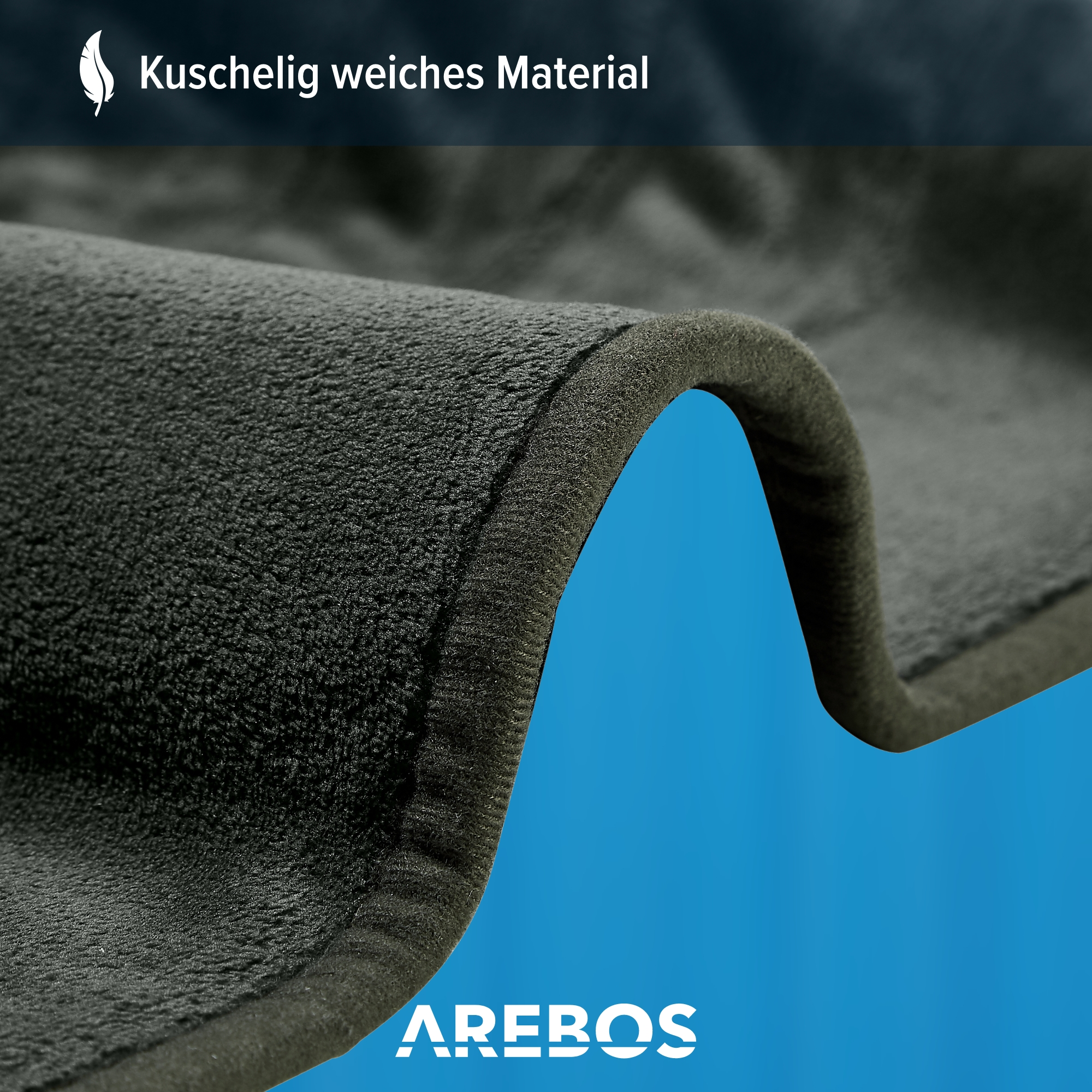 Nahaufnahme eines grauen, weichen Stoffes, der über einem blauen Hintergrund gefaltet ist. Text: Kuschelig weiches Material.