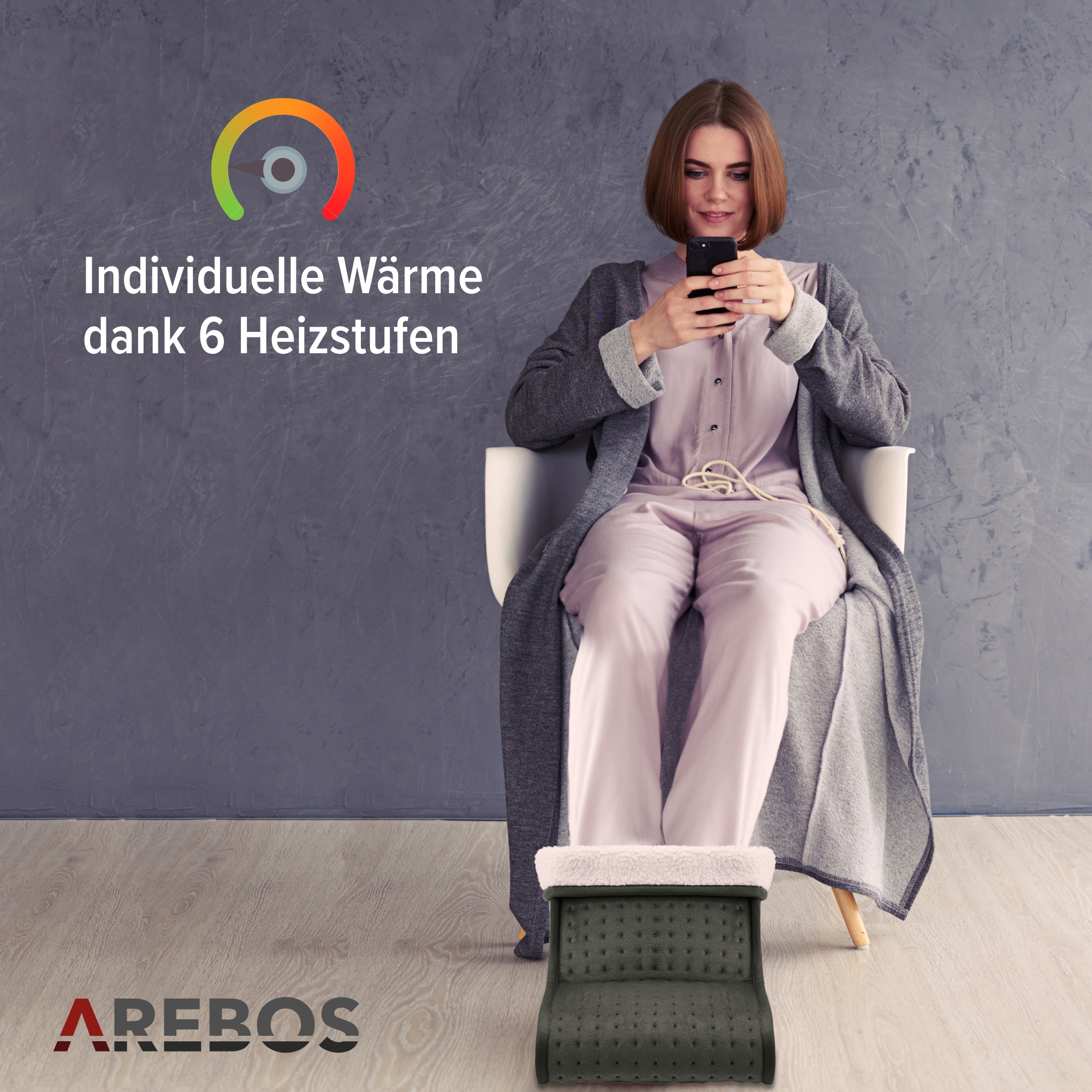 Eine Frau benutzt ein Telefon, sitzt in der Nähe eines Fußwärmers. Text: 'Individuelle Wärme'.