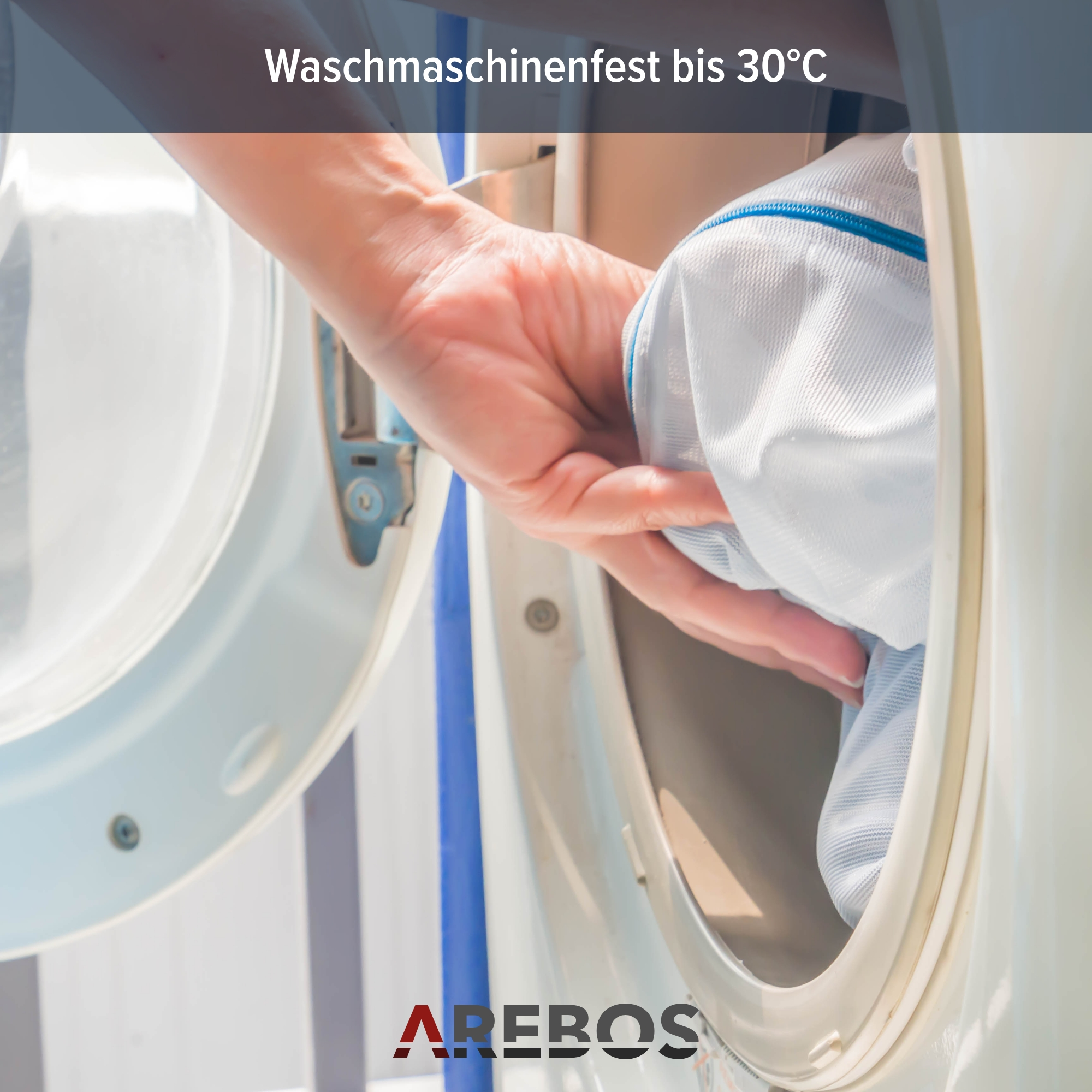 Eine Hand legt einen Netzbeutel in eine Waschmaschine. Text: Waschbar bis 30°C. Markenlogo unten.