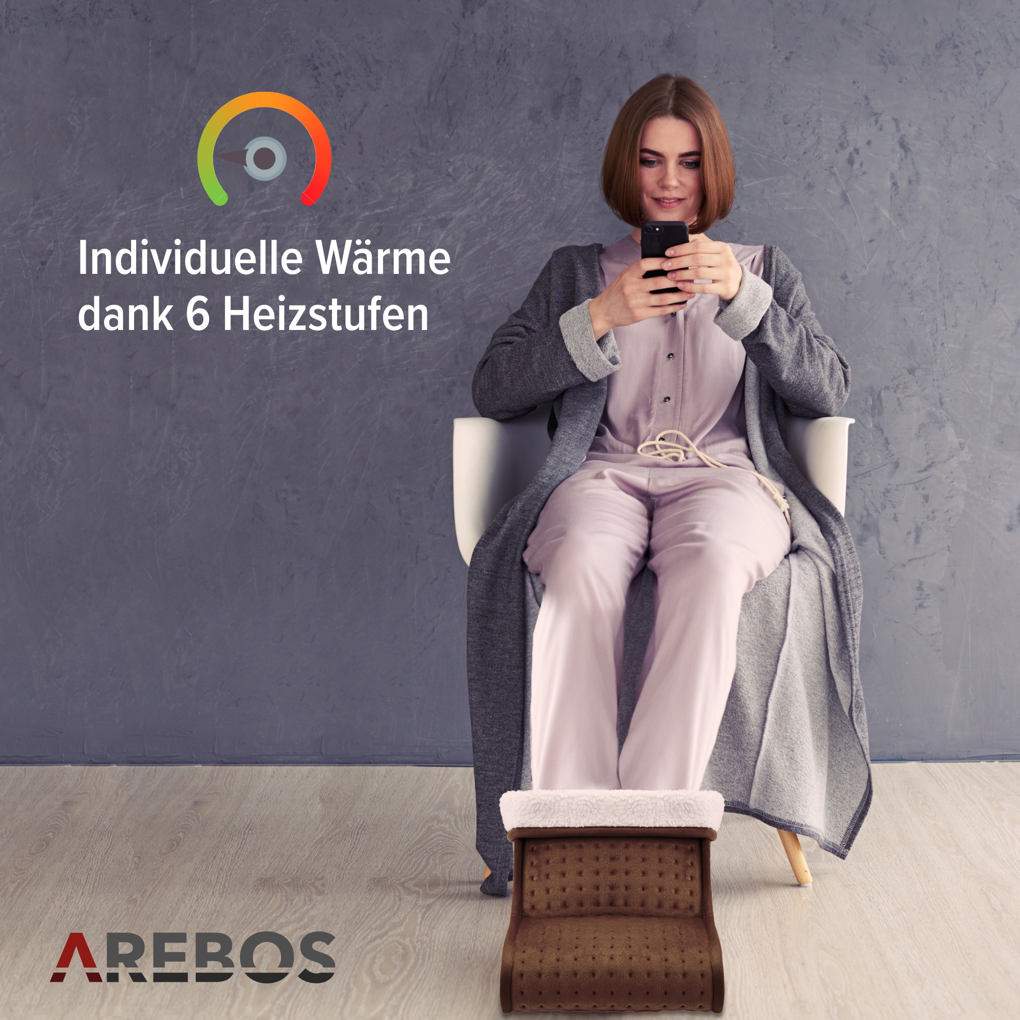 Frau benutzt Telefon, sitzt mit Decke auf Fußhocker. Text: „Individuelle Wärme dank 6 Heizstufen“.