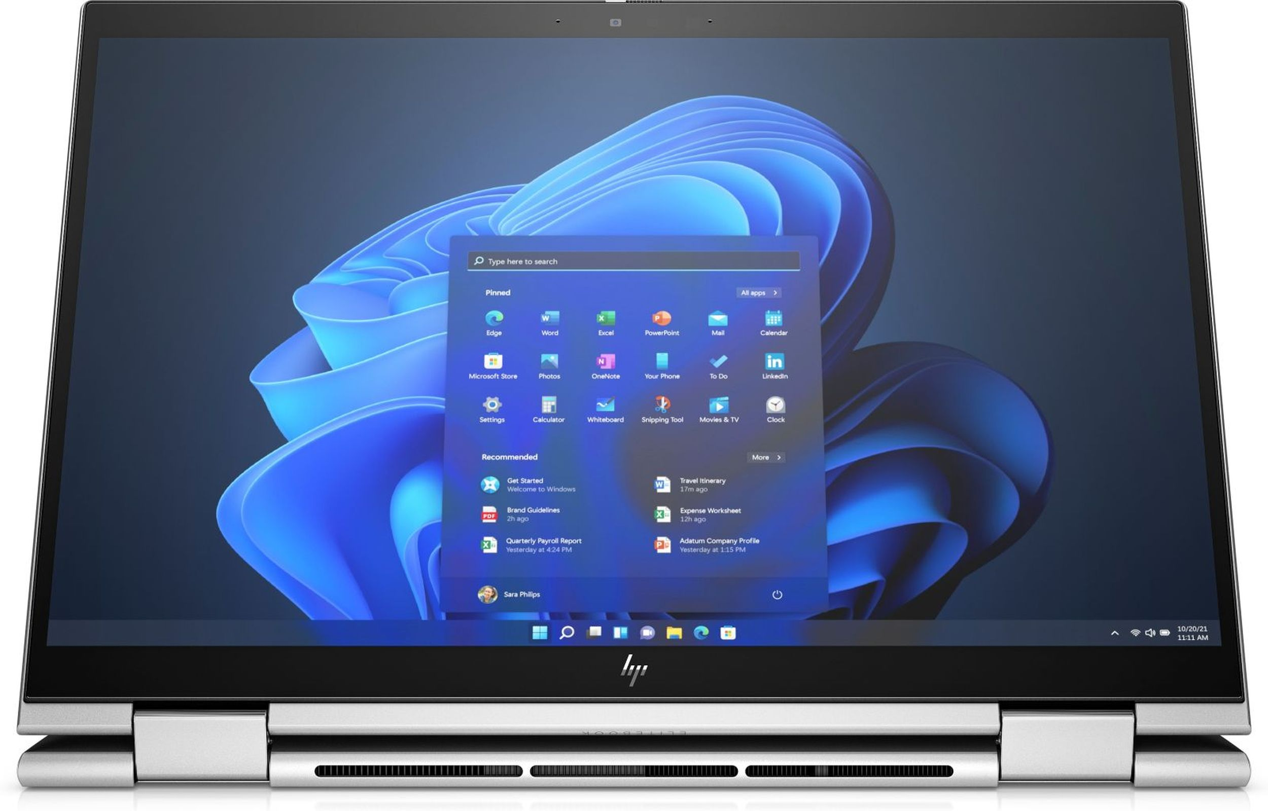 Un laptop argentato con lo schermo aperto, che mostra un'interfaccia Windows 11 con icone delle app.