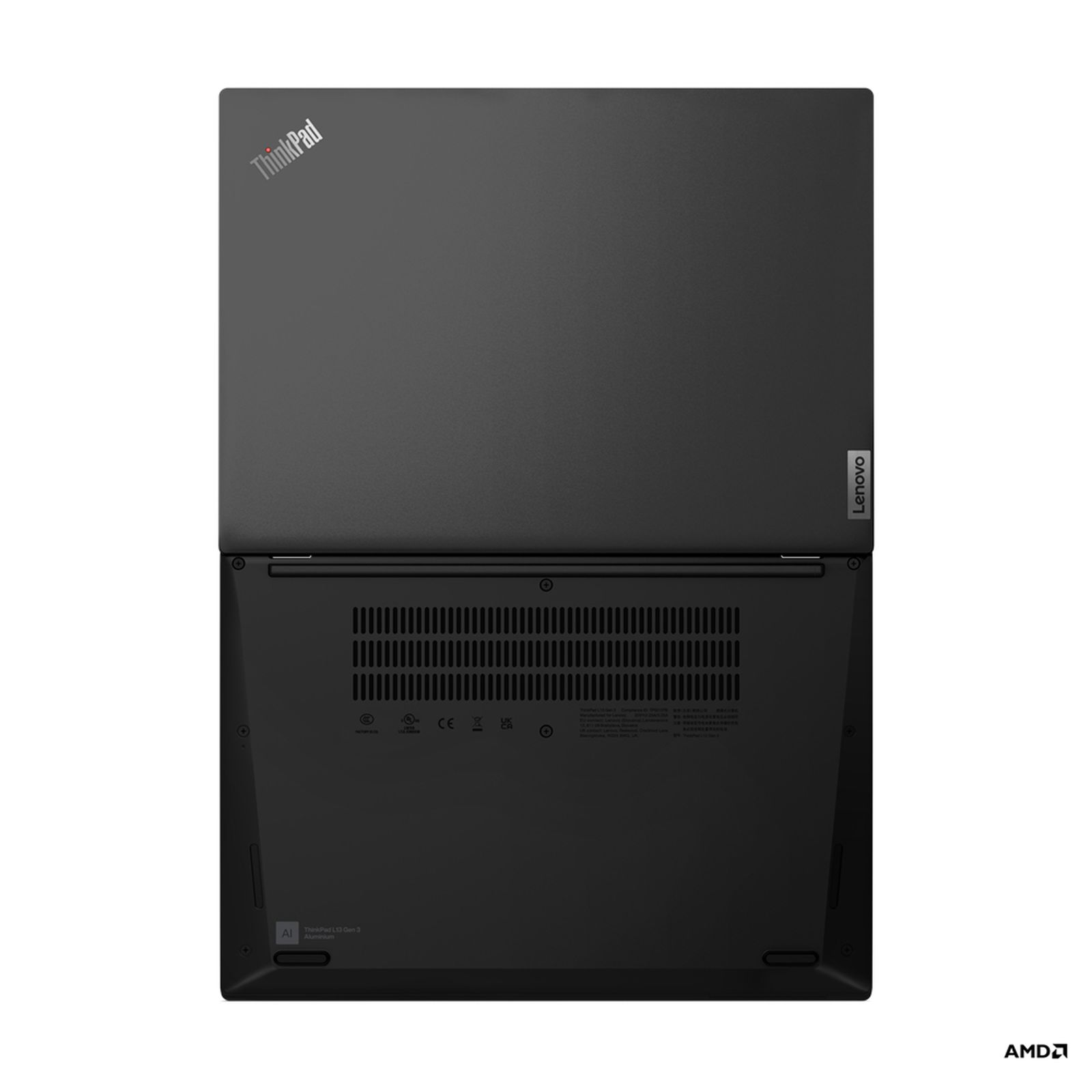 Ansicht von unten des schwarzen ThinkPad-Laptops. Zeigt die Unterseite mit Lenovo- und AMD-Logo.