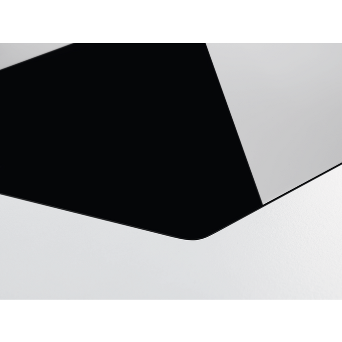 Abstrakcyjna kompozycja czarnych i białych kształtów tworzących róg.