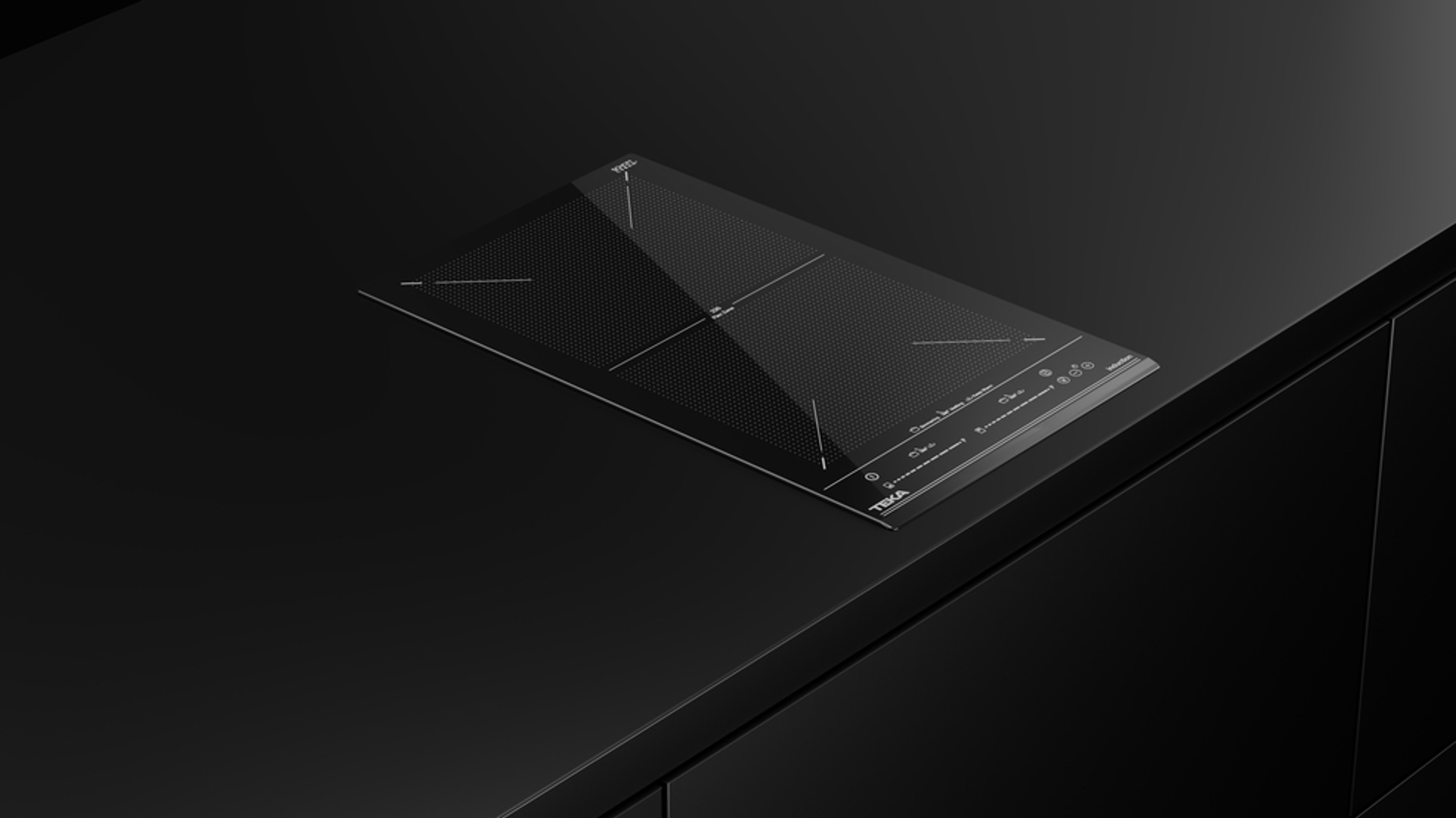 Czarna płyta indukcyjna na czarnym blacie. Widoczne logo TEKA. Czarne szafki w tle.