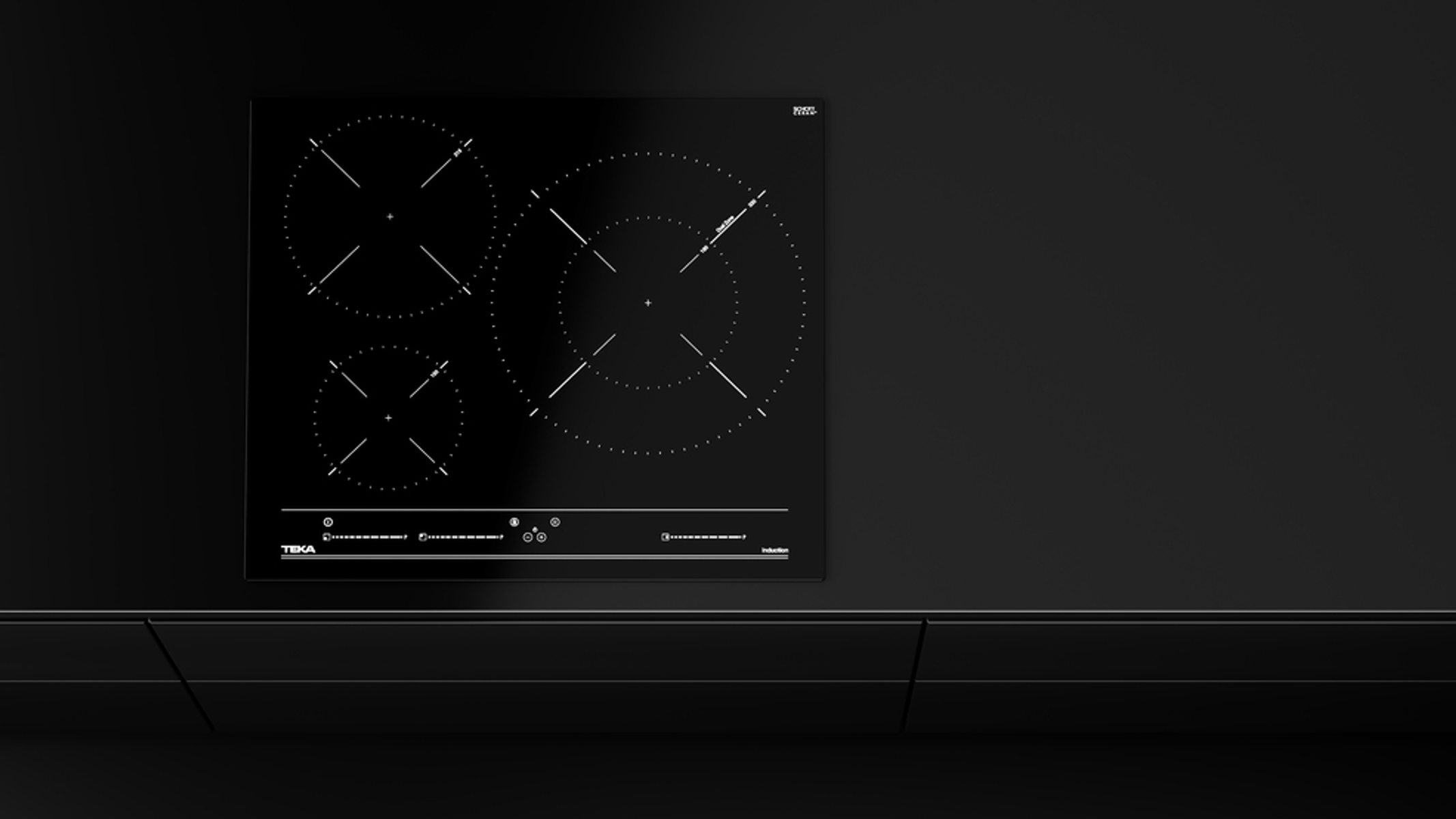 Czarna płyta indukcyjna z czterema polami grzewczymi. Widoczne logo Teka. Na czarnym blacie.