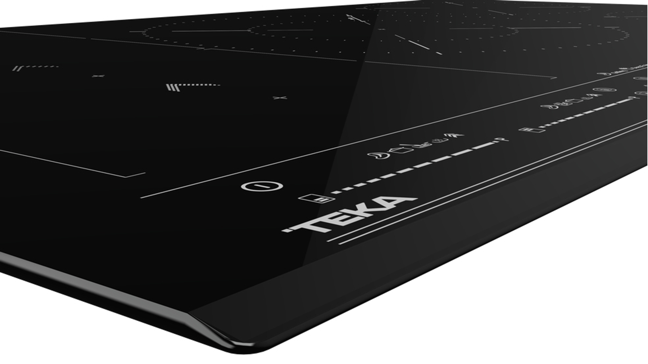 Zbliżenie czarnej płyty indukcyjnej. Marka TEKA jest widoczna. Obecne są białe oznaczenia i symbole.