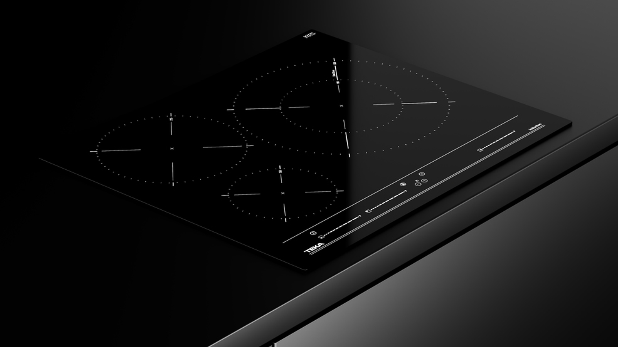 Czarna płyta indukcyjna Teka z czterema okrągłymi strefami gotowania i panelem sterowania. Znajduje się na czarnej powierzchni.