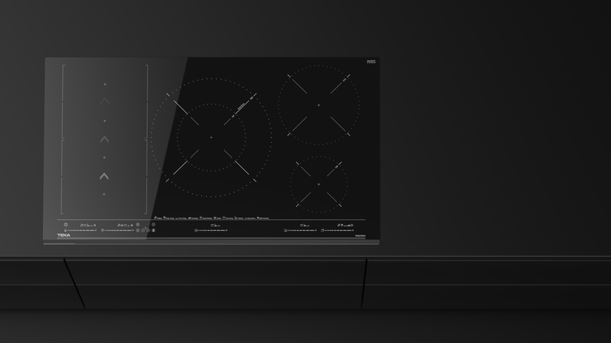 Czarna płyta indukcyjna z czterema strefami gotowania. Płyta znajduje się na czarnej powierzchni.