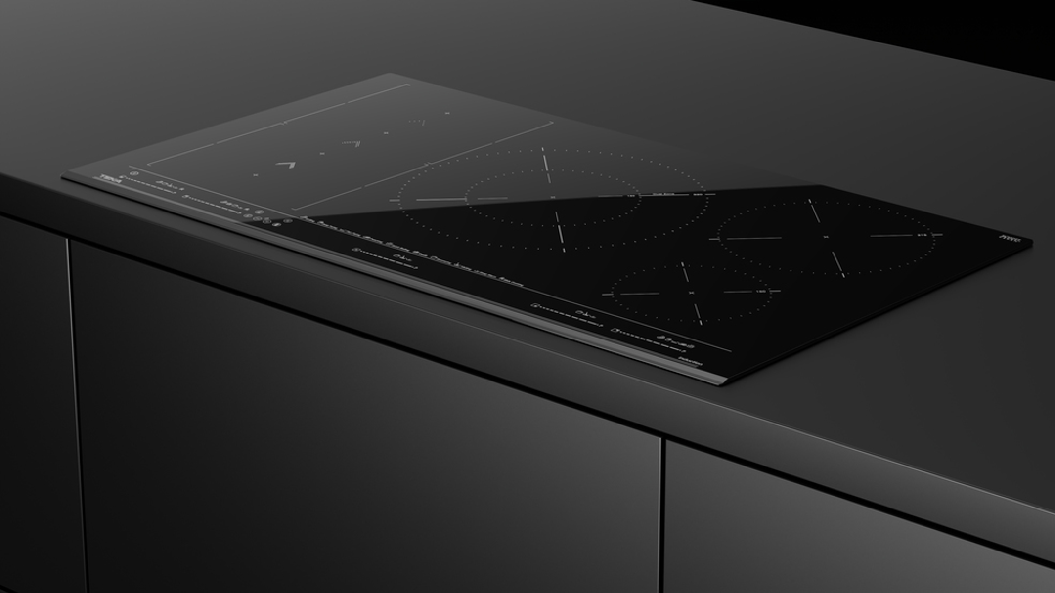 Czarna płyta indukcyjna na czarnym blacie. Widok pod kątem, bez obiektów.