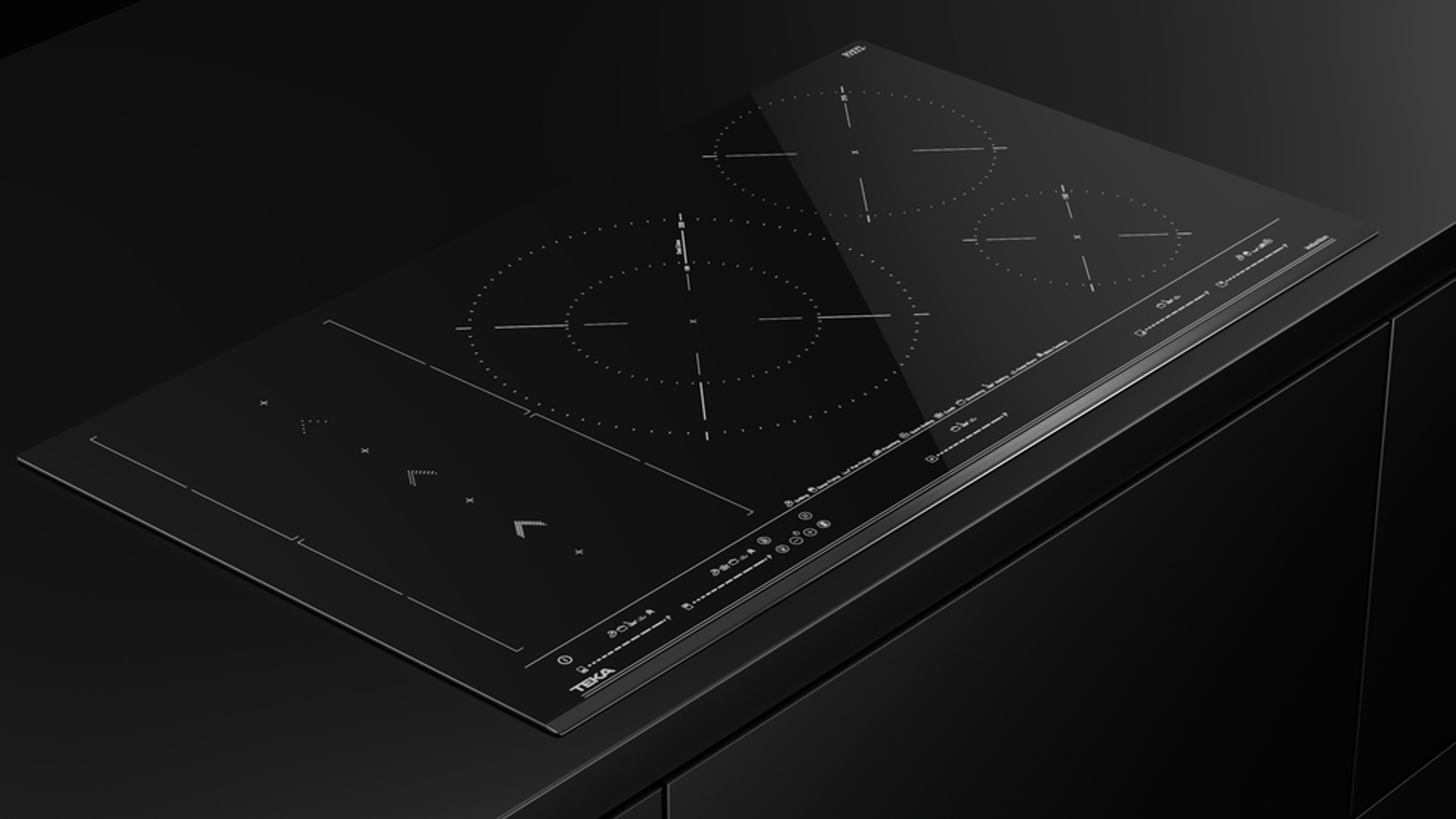 Zbliżenie czarnej płyty indukcyjnej zainstalowanej na czarnym blacie.