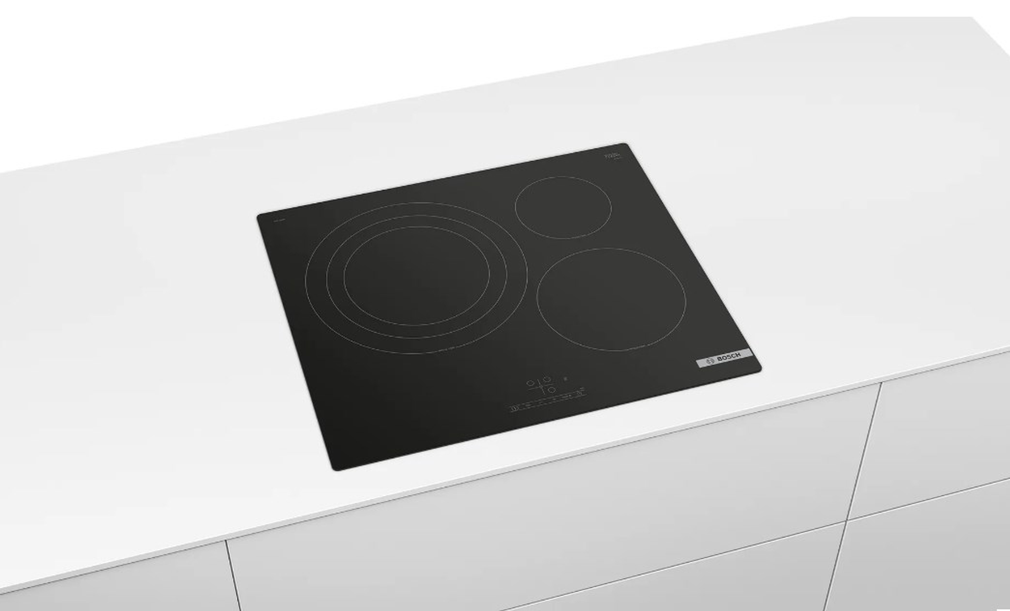 Czarna płyta indukcyjna z trzema palnikami na białej powierzchni. Widoczne logo Bosch.