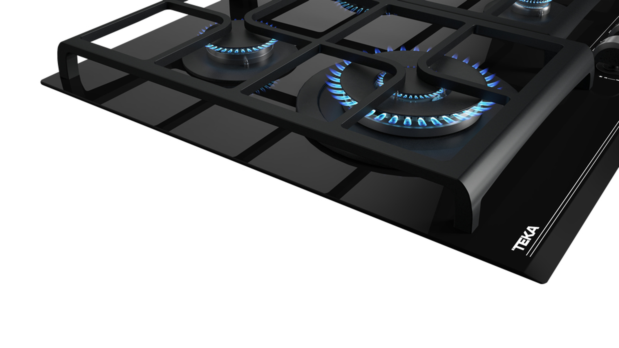 Zbliżenie czarnej kuchenki gazowej z niebieskimi płomieniami i logo TEKA.