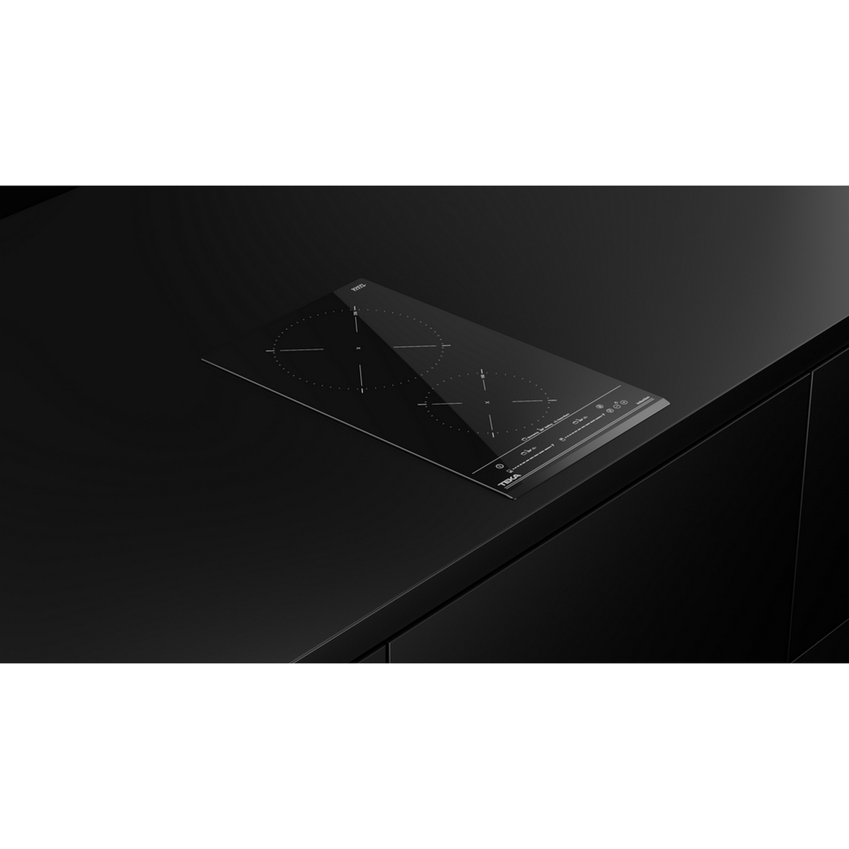 Czarna, elegancka płyta grzewcza na czarnej powierzchni. Wskazano dwie strefy gotowania. Widoczna marka Teka.