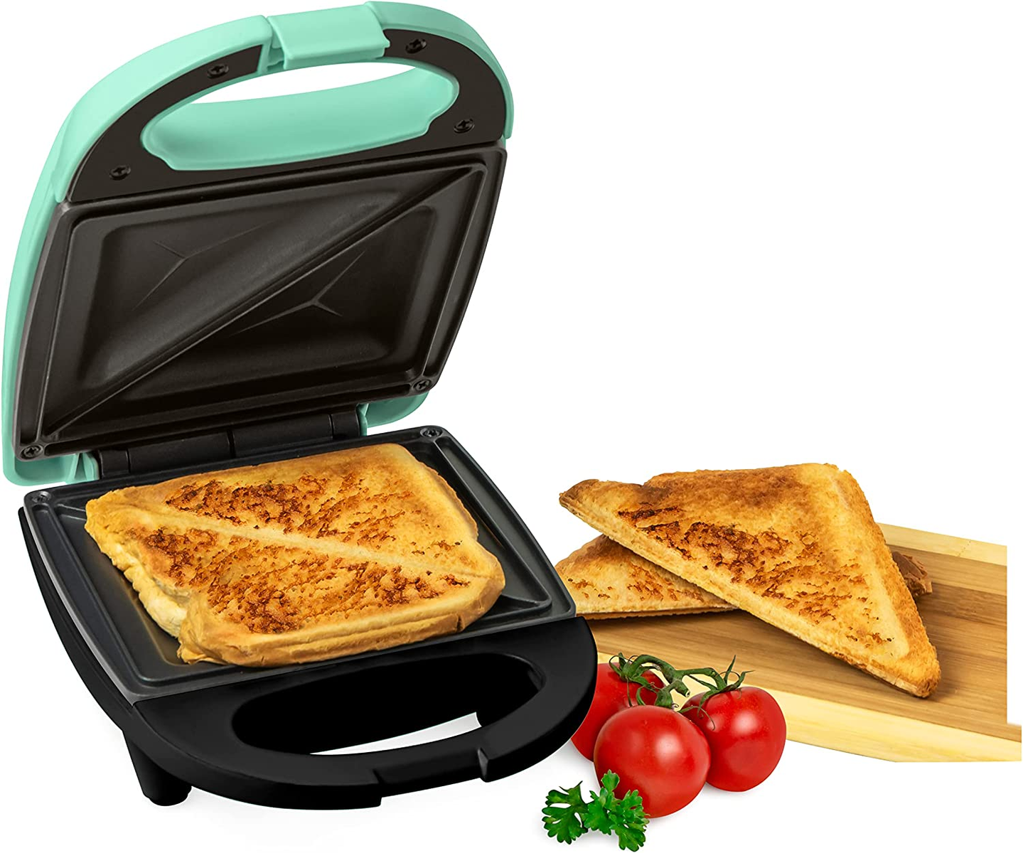 Sandwich maker aperto con sandwich tostato dentro. Due sandwich e pomodori di lato.
