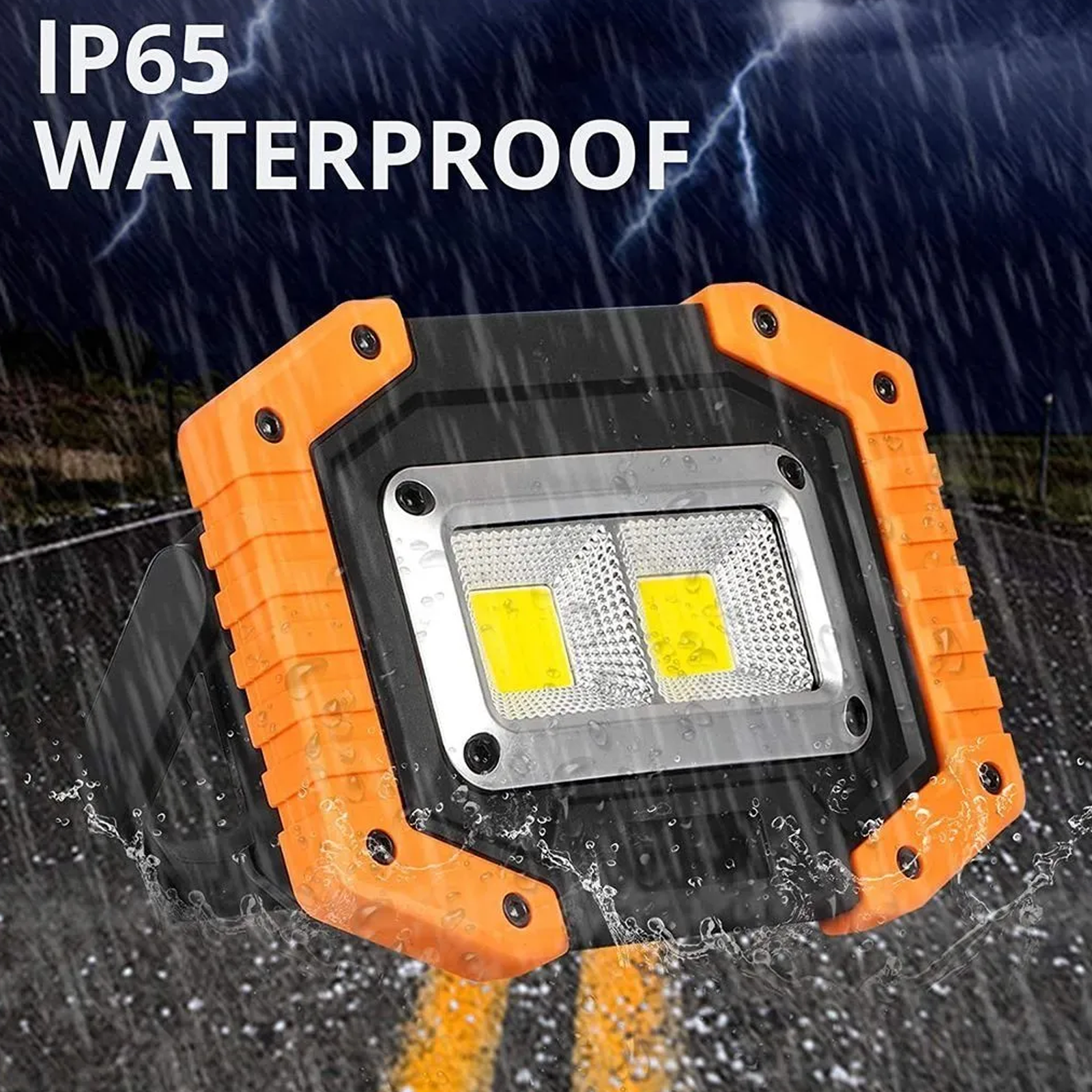 Foco LED impermeable. Negro y naranja, con gotas de agua, bajo cielo azul con relámpagos.