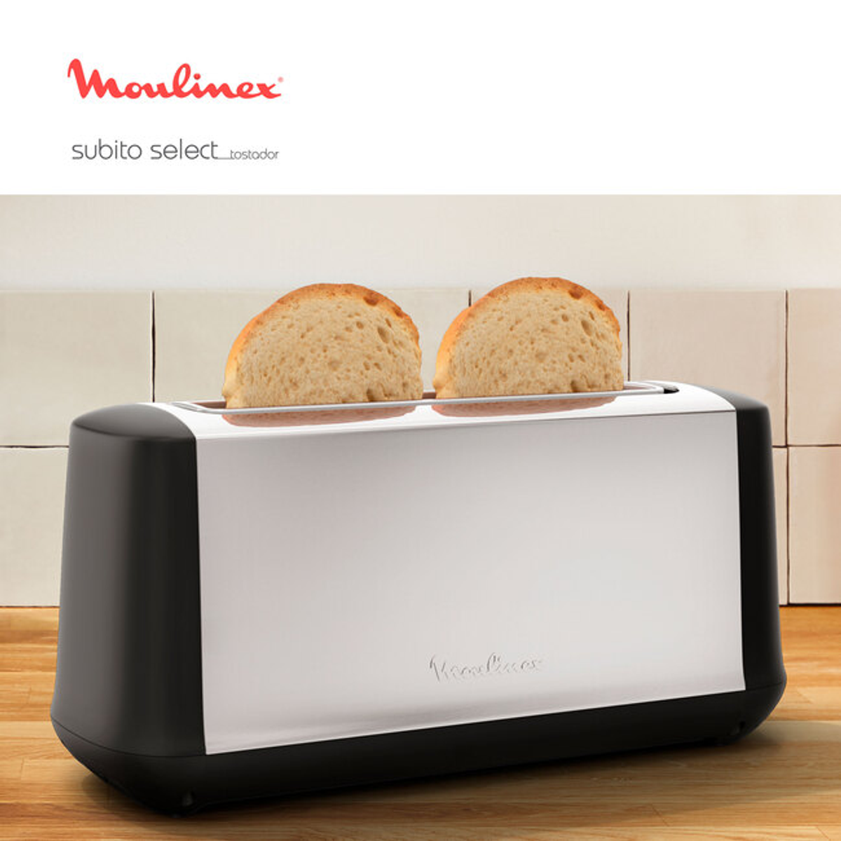Toaster mit zwei Brotscheiben. Silbernes und schwarzes Design mit dem Moulinex-Logo.