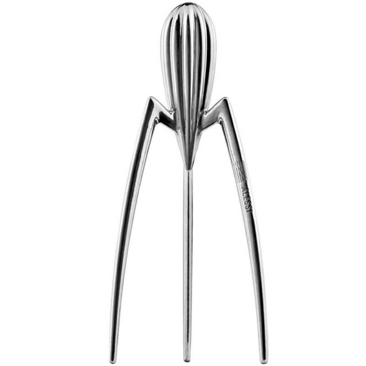 Exprimidor de cítricos plateado con parte superior cónica y tres patas anguladas, sobre fondo blanco.