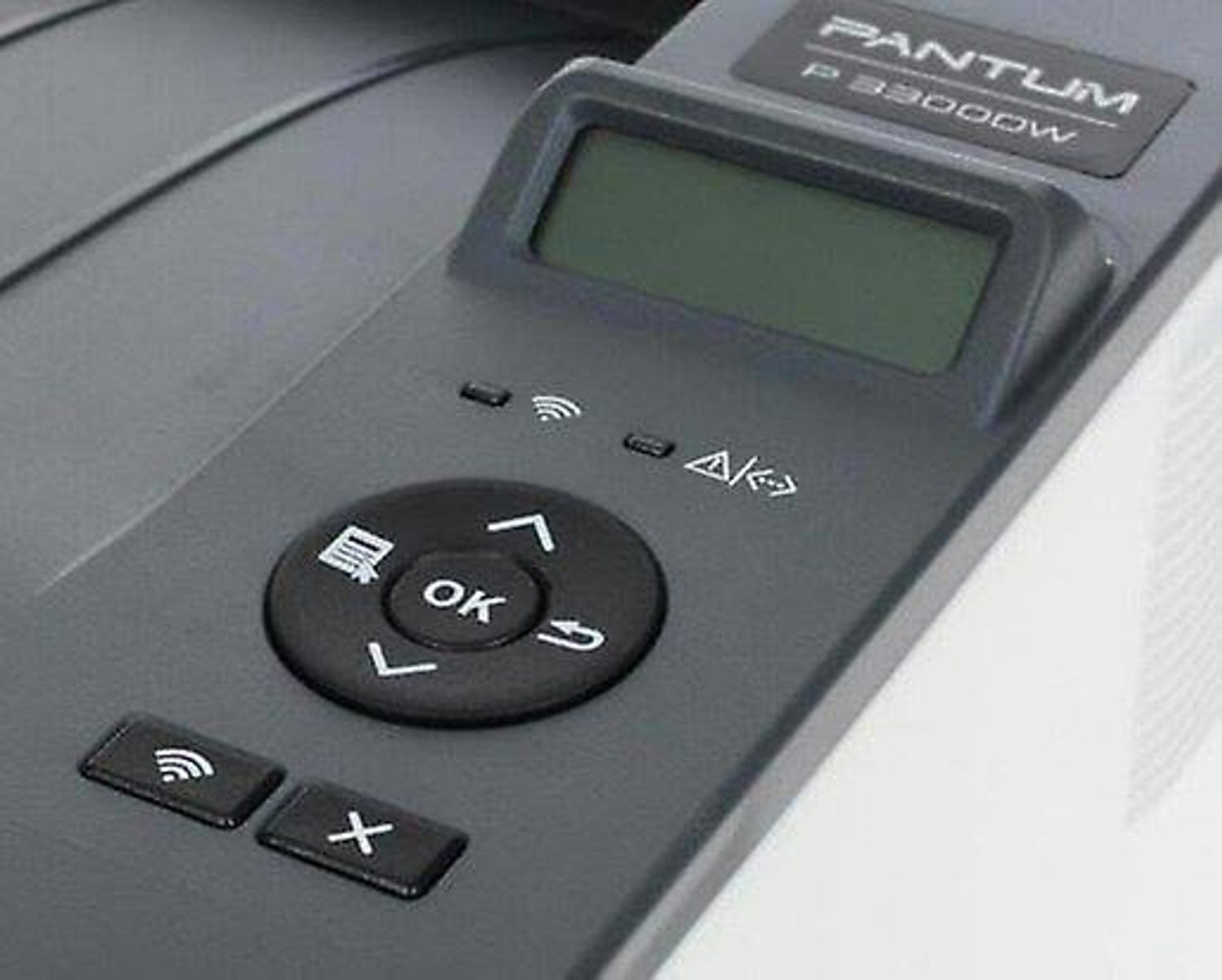 Zbliżenie panelu sterowania drukarki. Przyciski obejmują OK, strzałki, Wi-Fi i X.