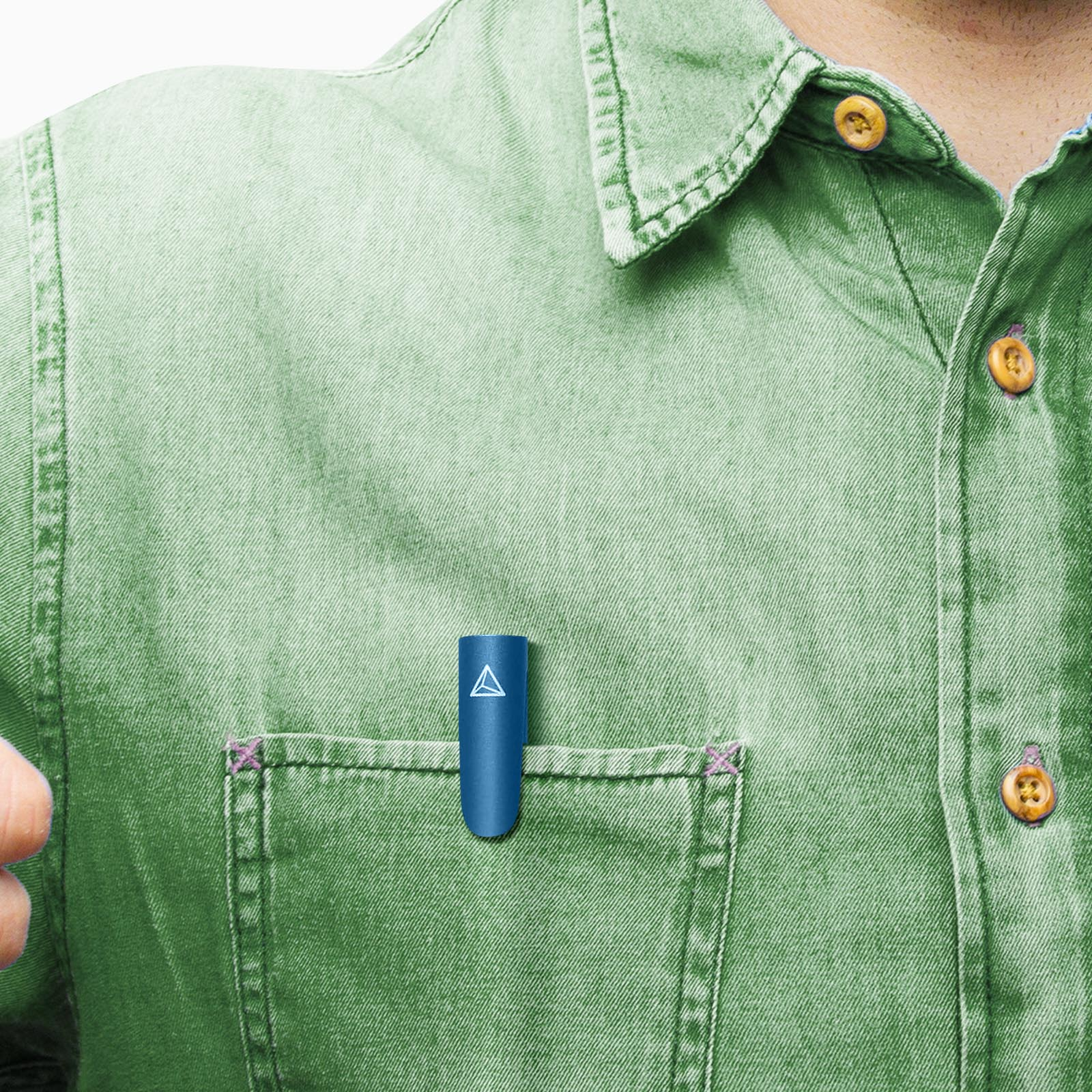 Un clip azul con un triángulo blanco en el bolsillo de una camisa verde.